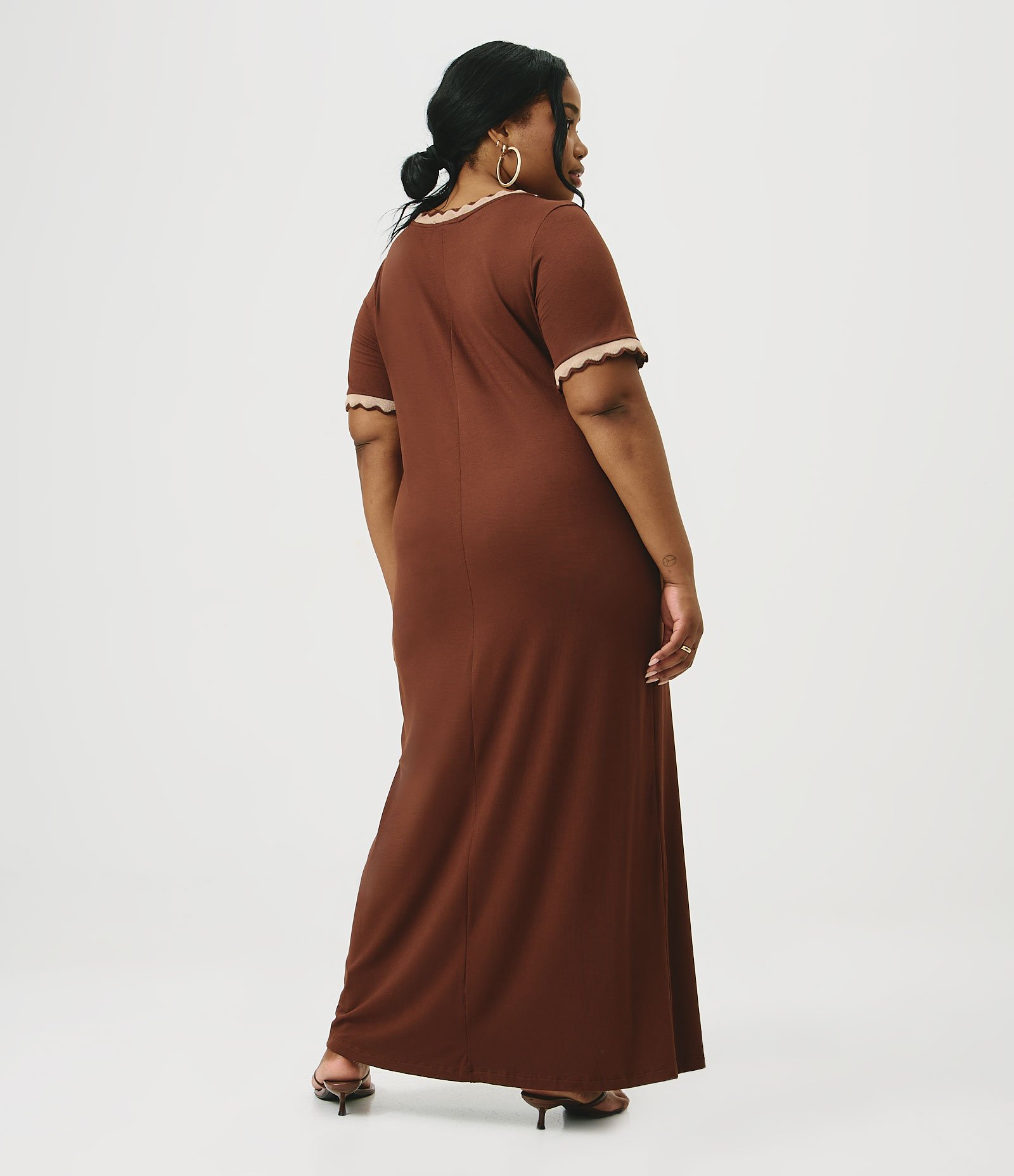 Vestido Crepe Midi com Decote V Curve & Plus Size Marrom 4
