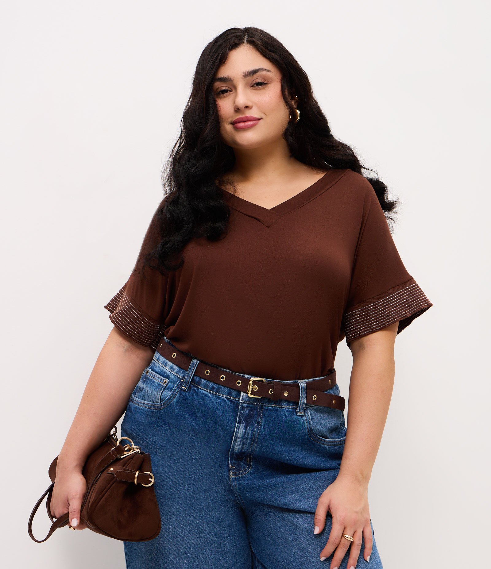 Blusa Crepe com Gola V e Fio Metálico na Manga Curve & Plus Size Marrom 1