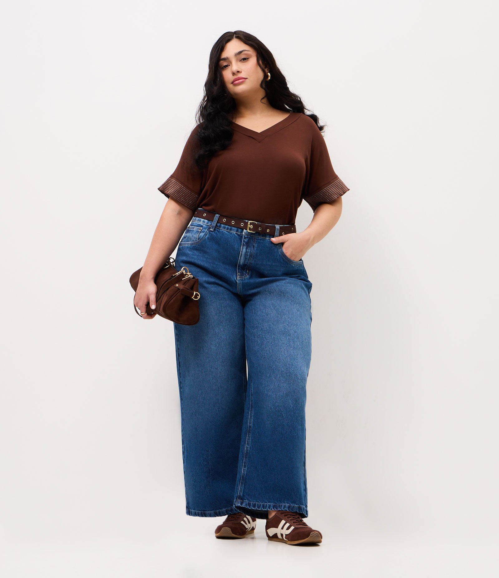 Blusa Crepe com Gola V e Fio Metálico na Manga Curve & Plus Size Marrom 2
