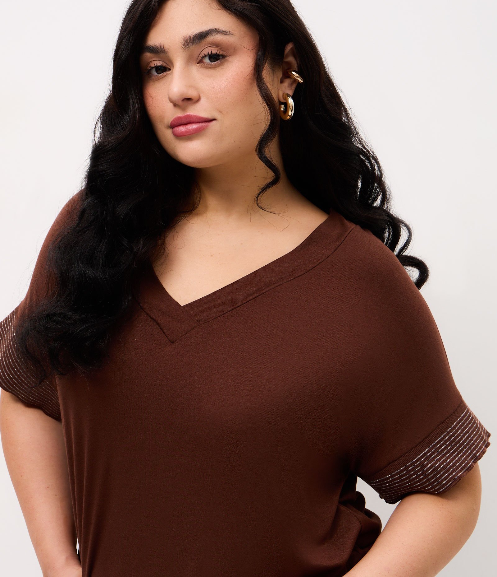 Blusa Crepe com Gola V e Fio Metálico na Manga Curve & Plus Size Marrom 3