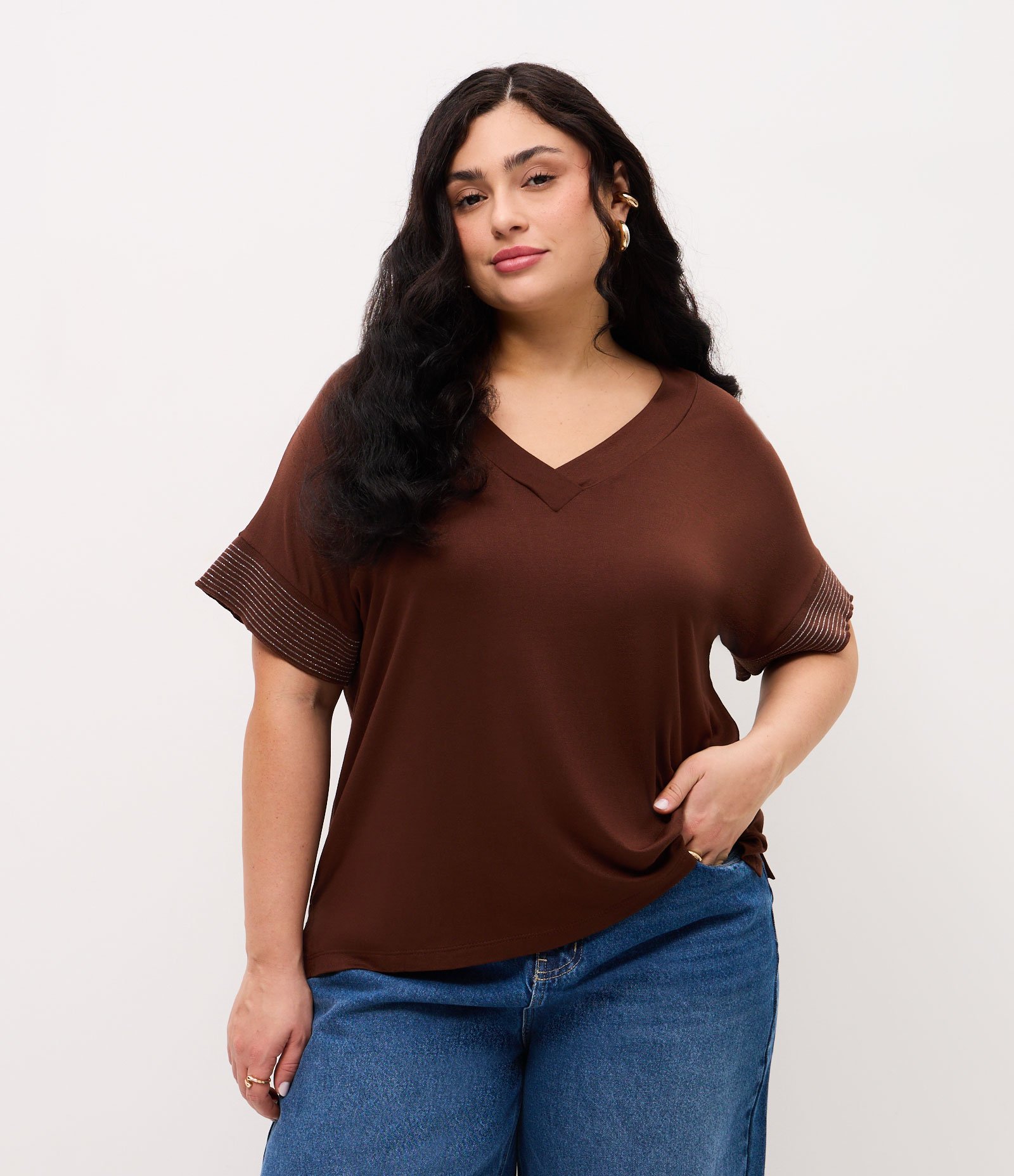 Blusa Crepe com Gola V e Fio Metálico na Manga Curve & Plus Size Marrom 5