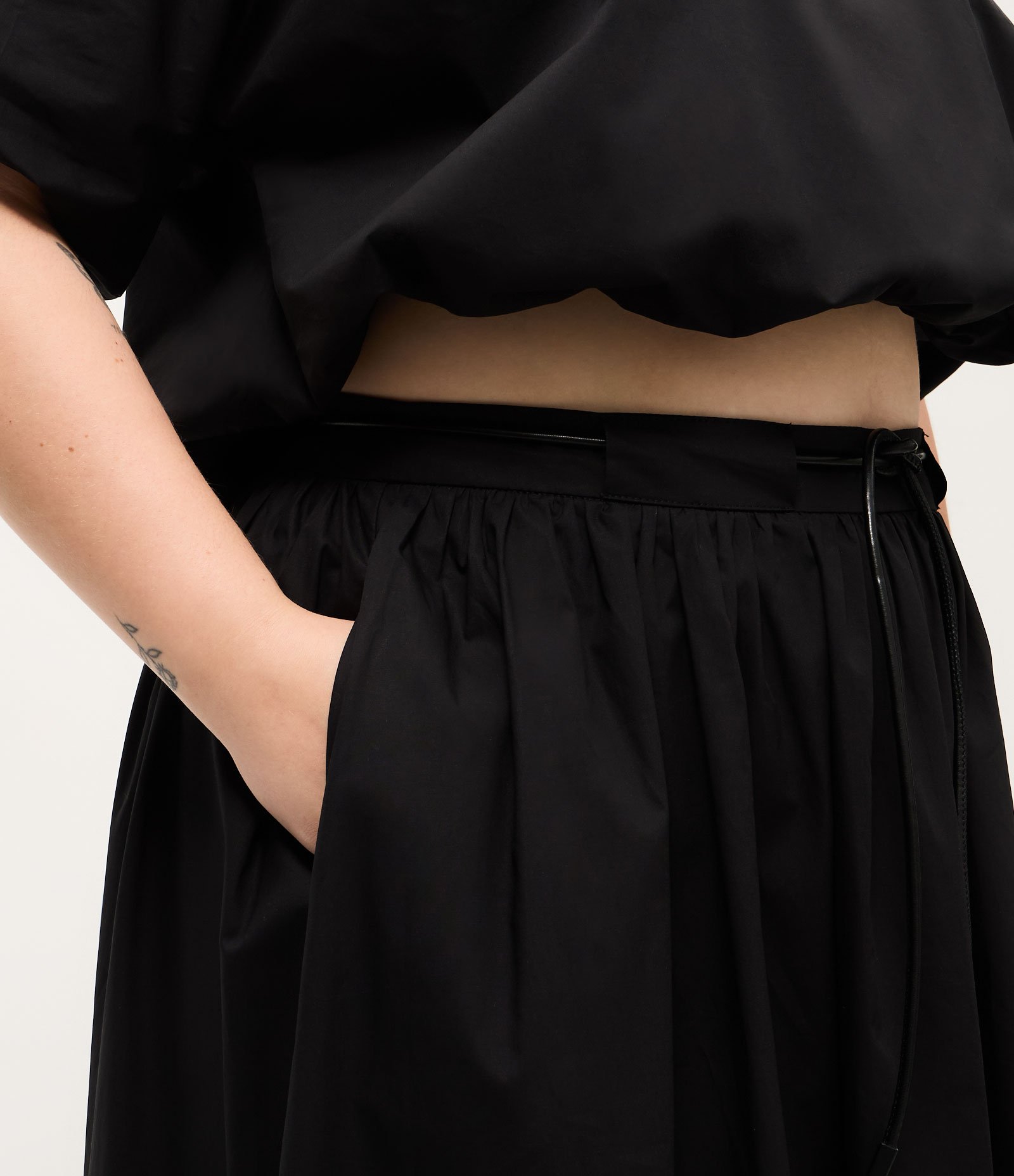 Saia Midi Tricoline com Cinto Curve & Plus Size Preto 3