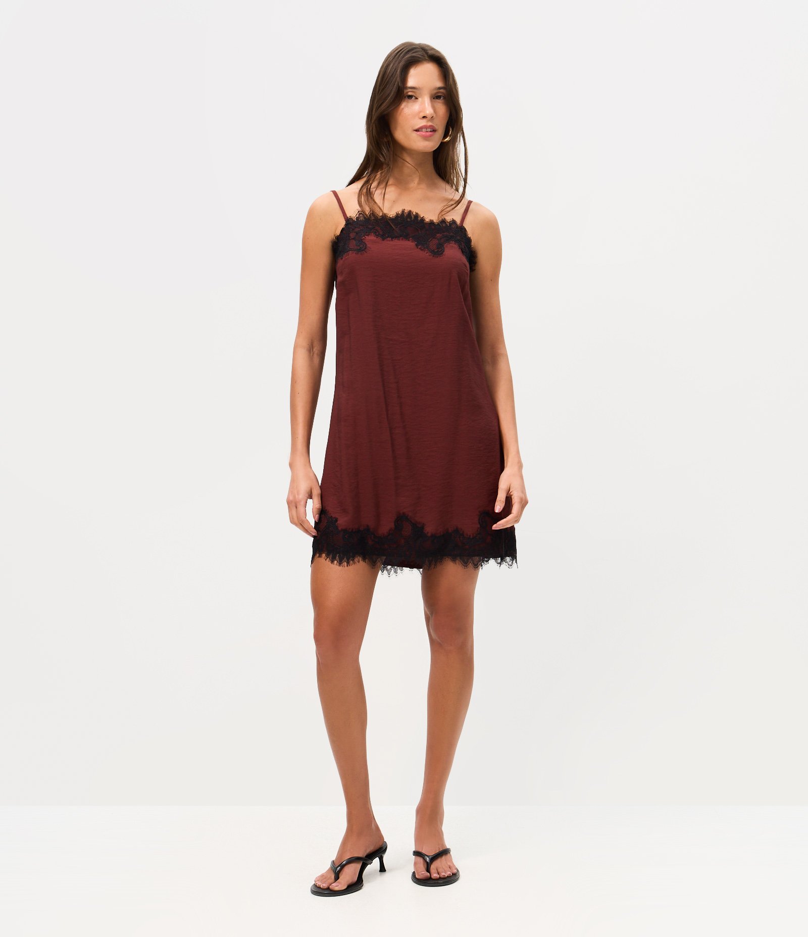 Vestido Curto em Viscose Texturizada com Renda na Barra e Decote Bordô 1