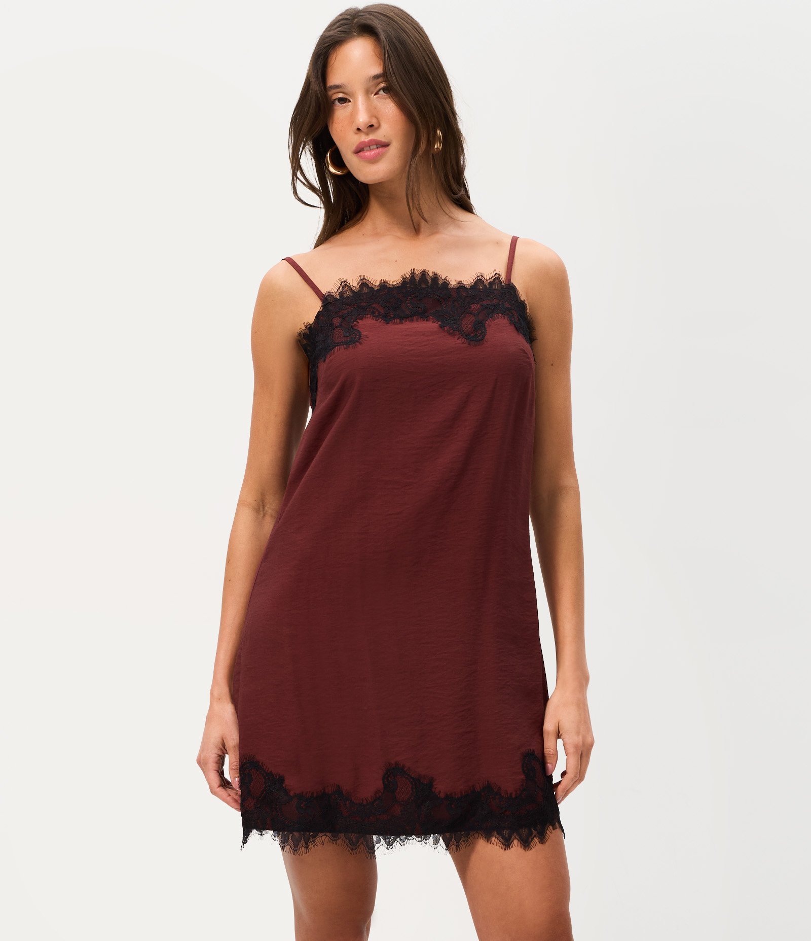 Vestido Curto em Viscose Texturizada com Renda na Barra e Decote Bordô 2