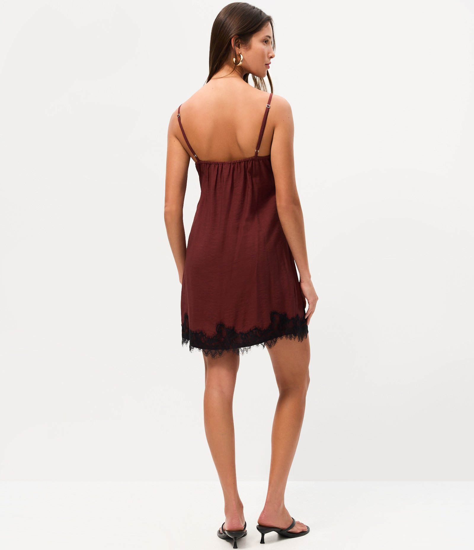 Vestido Curto em Viscose Texturizada com Renda na Barra e Decote Bordô 4