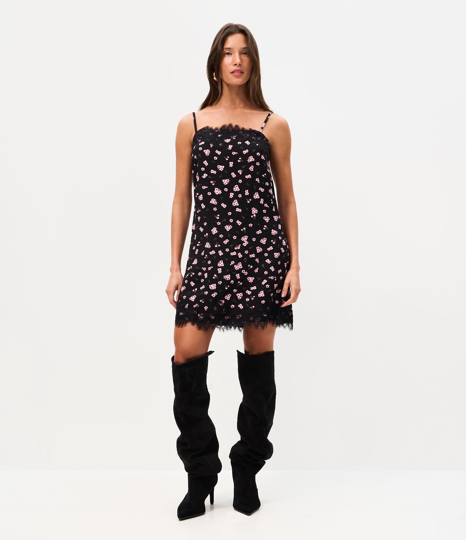 Vestido Curto Floral em Viscose Texturizada com Renda no Decote e Barra Preto 1