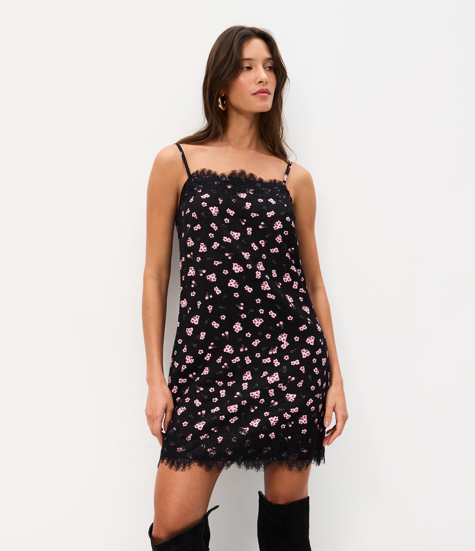 Vestido Curto Floral em Viscose Texturizada com Renda no Decote e Barra Preto 2