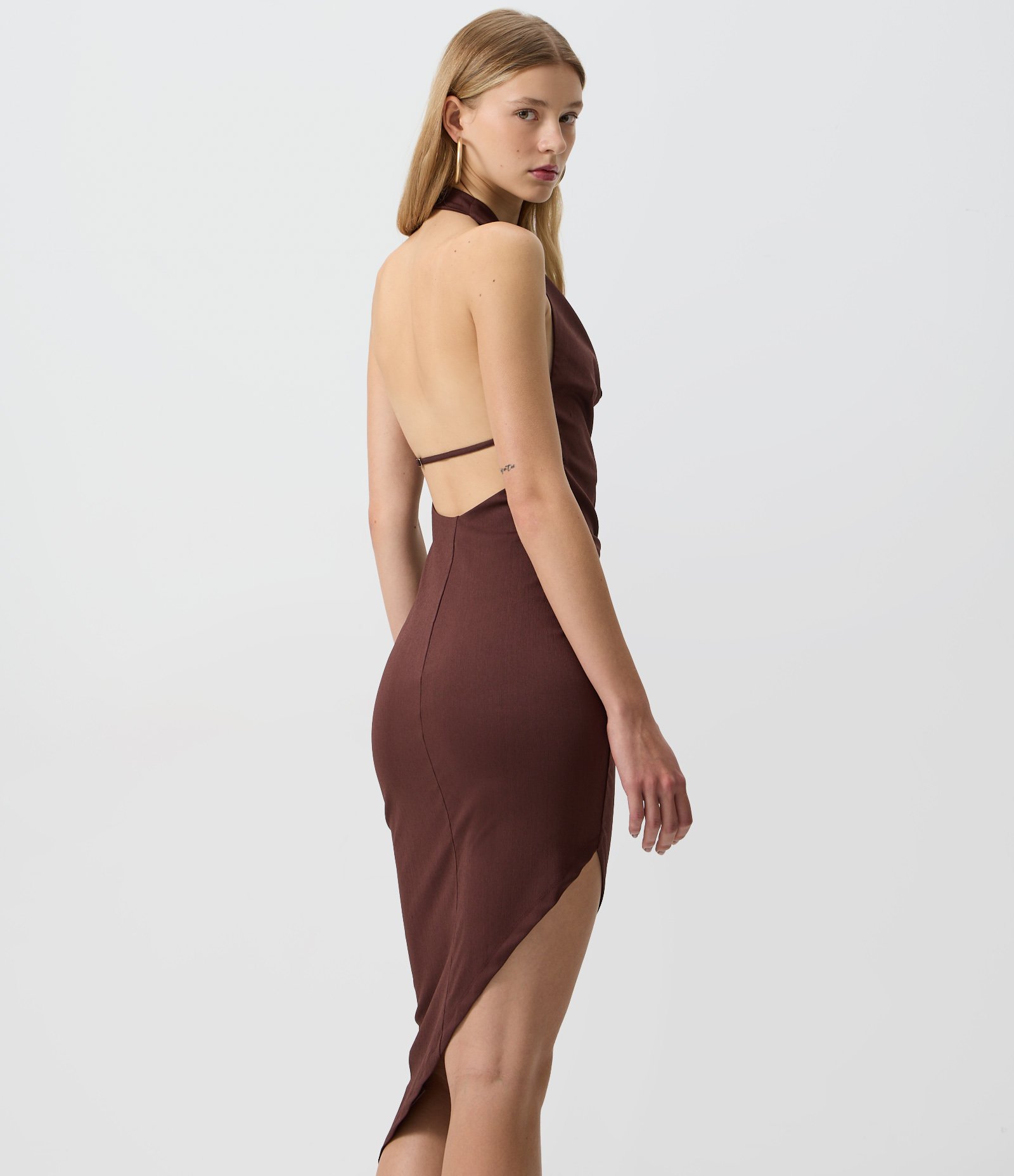 Vestido New Midi com Decote Degagê e Barra Assimétrica Marrom 4