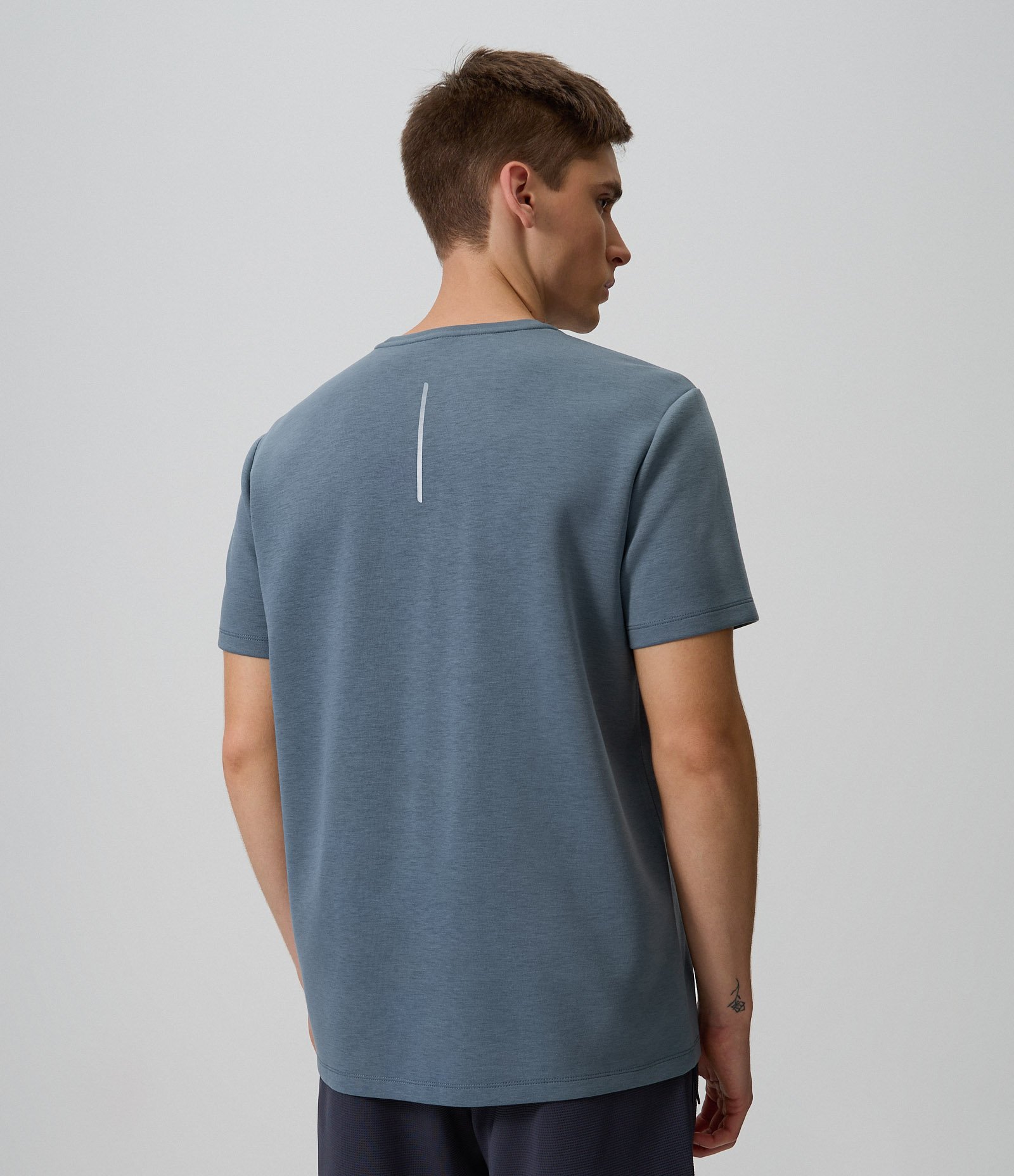Camiseta Comfort Esportiva em Malha Tecnológica com Tecnologia Dry Cinza 3