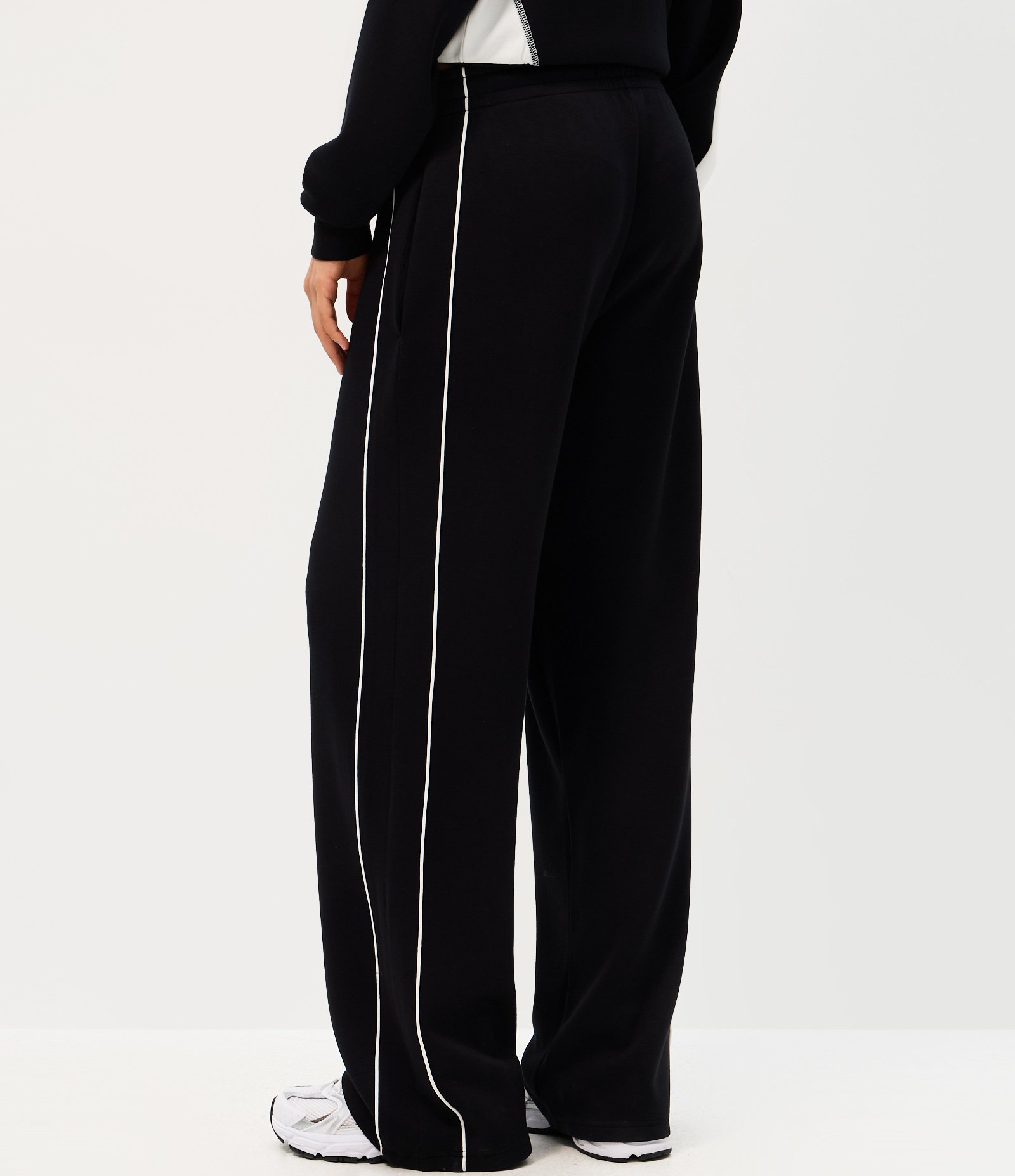 Calça em Moletom com Felpa e Listras Laterais Contrastantes Preto 4