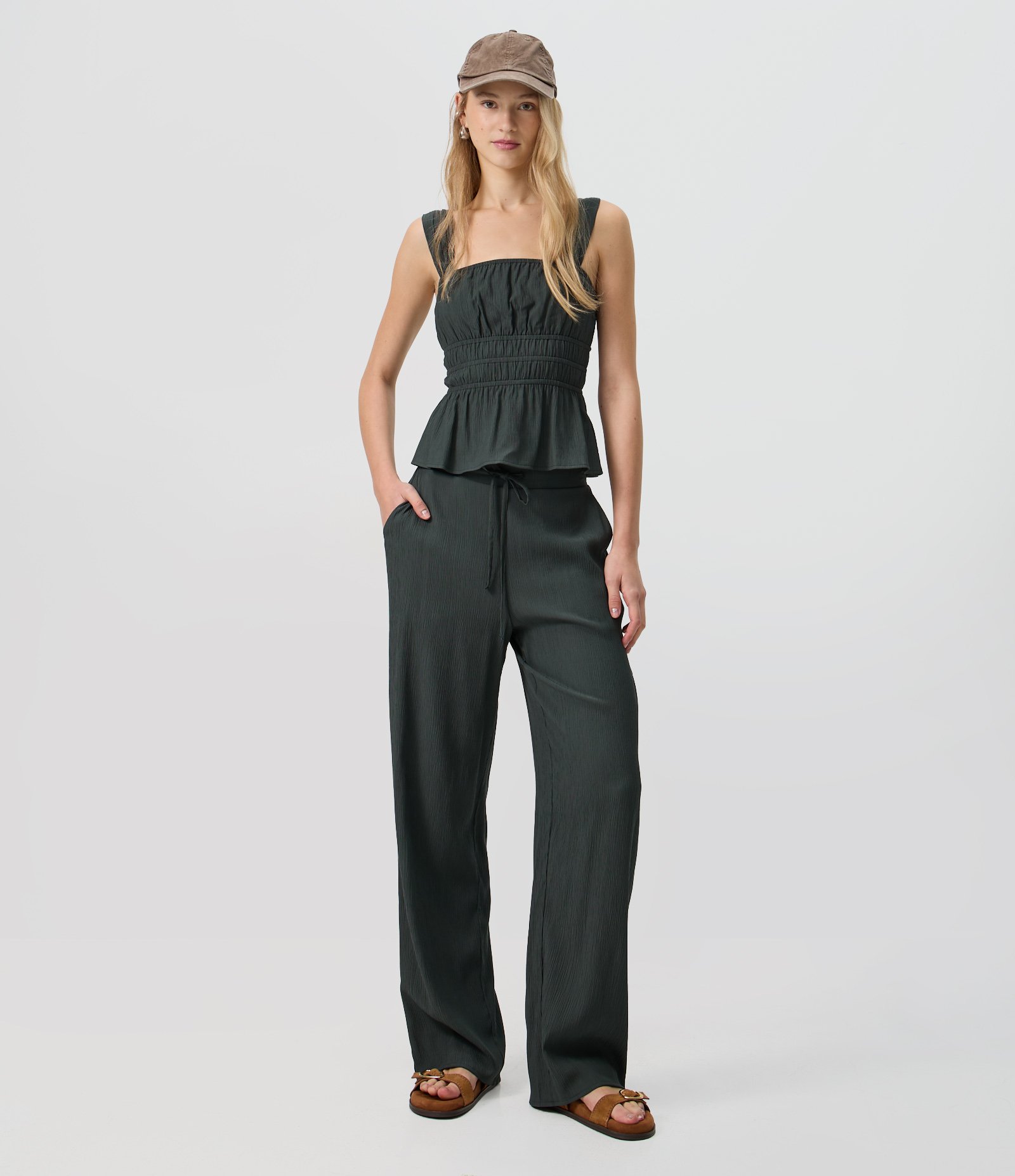 Calça Pantalona em Viscose Texturizado com Amarração na Cintura Verde Escuro 1