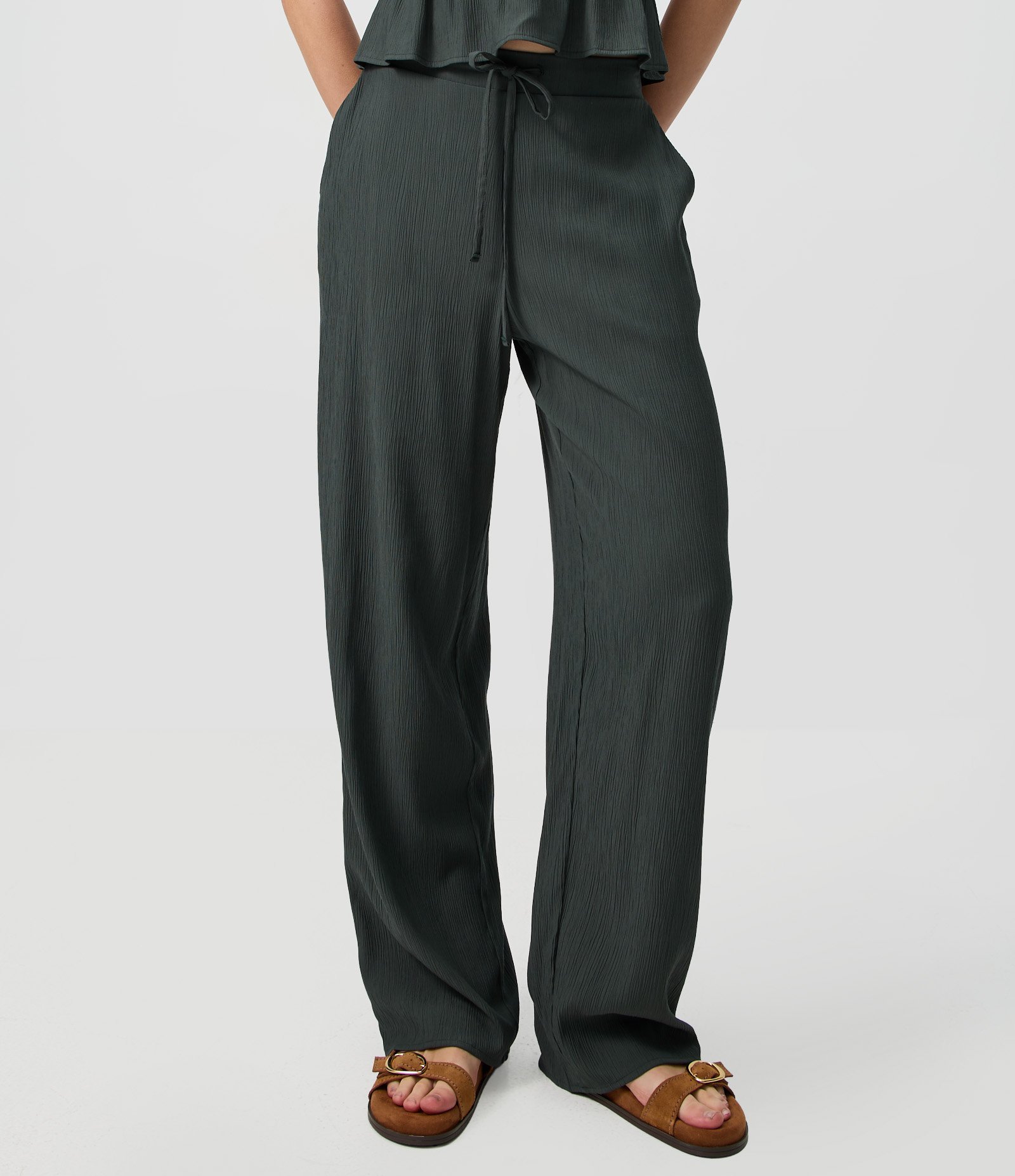 Calça Pantalona em Viscose Texturizado com Amarração na Cintura Verde Escuro 2