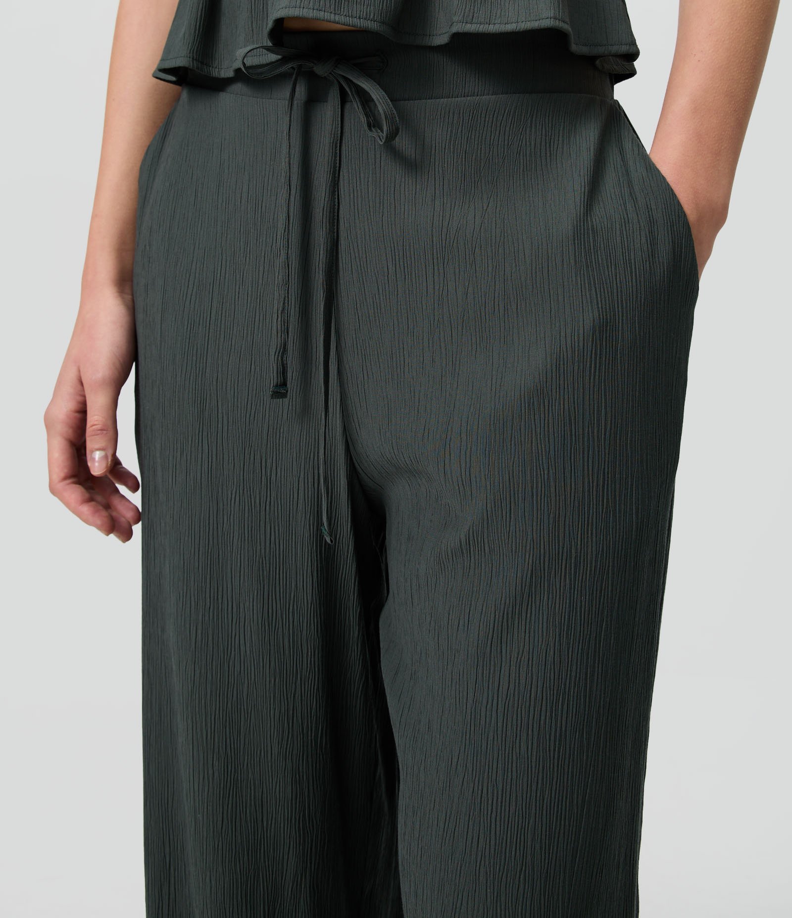 Calça Pantalona em Viscose Texturizado com Amarração na Cintura Verde Escuro 3