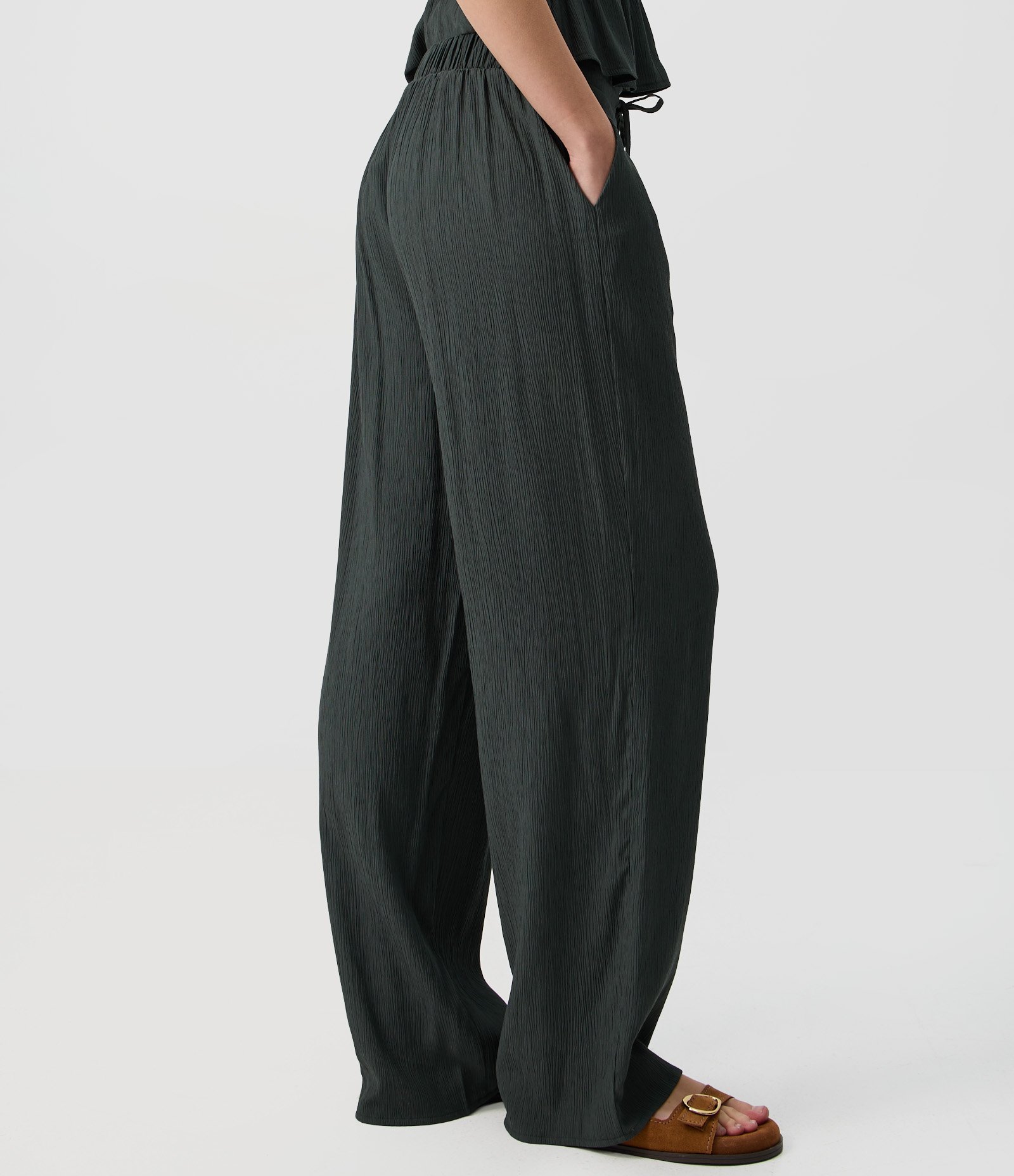 Calça Pantalona em Viscose Texturizado com Amarração na Cintura Verde Escuro 4