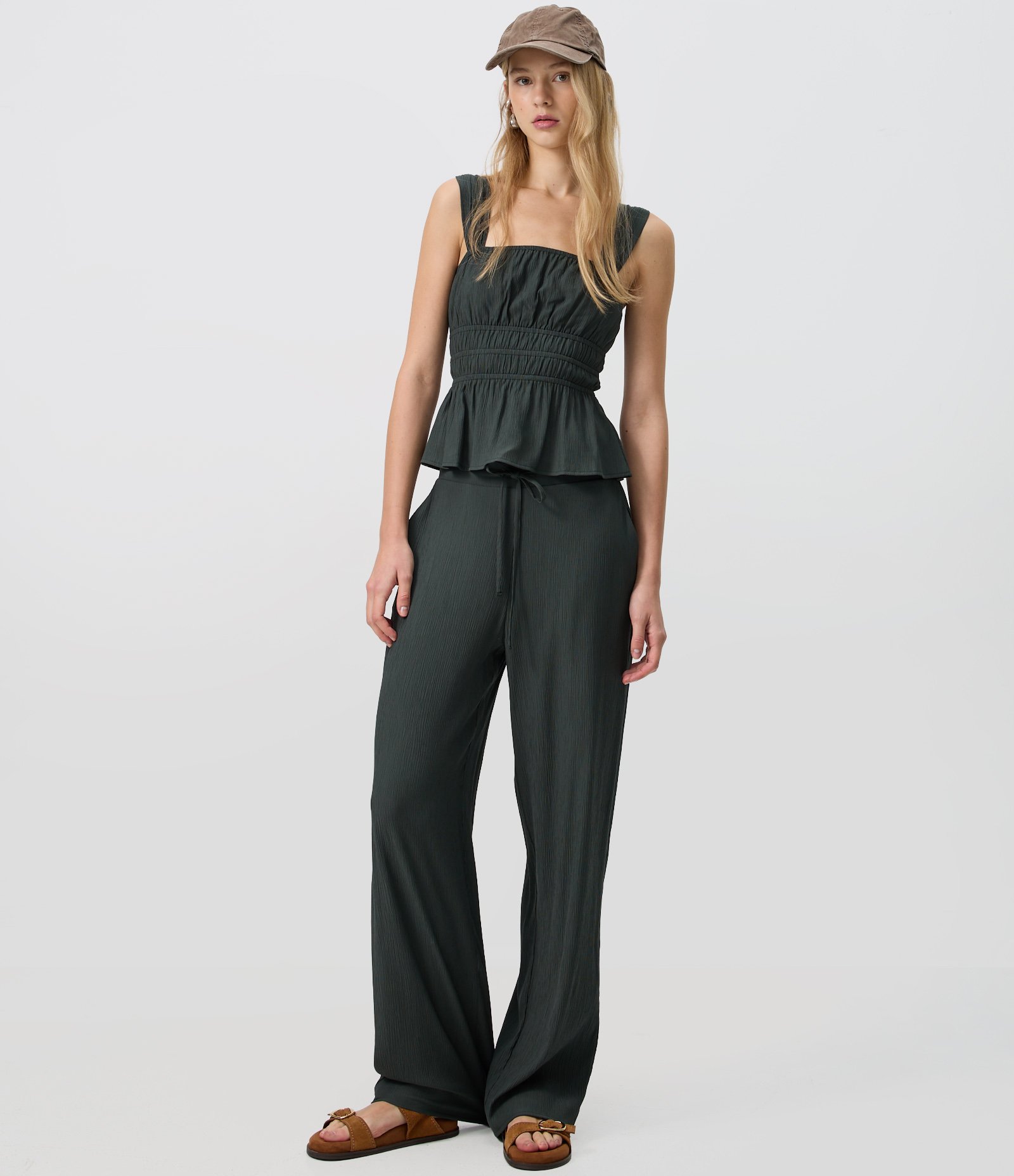 Blusa em Viscose Texturizada com Alças Largas e Franzidos Verde Escuro 2