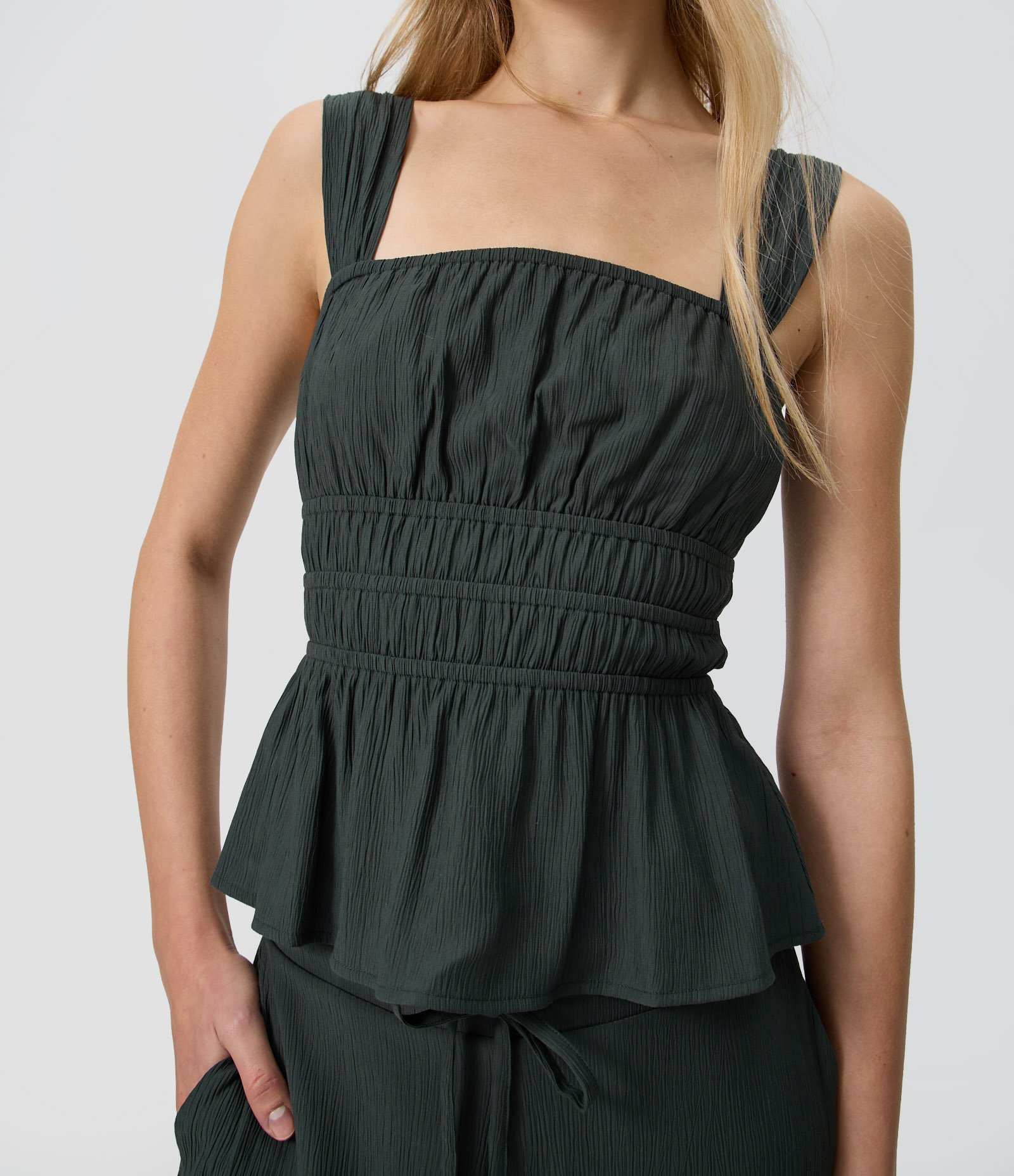 Blusa em Viscose Texturizada com Alças Largas e Franzidos Verde Escuro 3