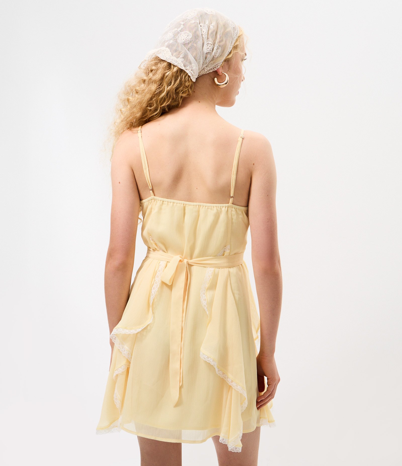 Vestido Curto de Alcinha em Chiffon com Babados e Detalhe em Renda Amarelo 4