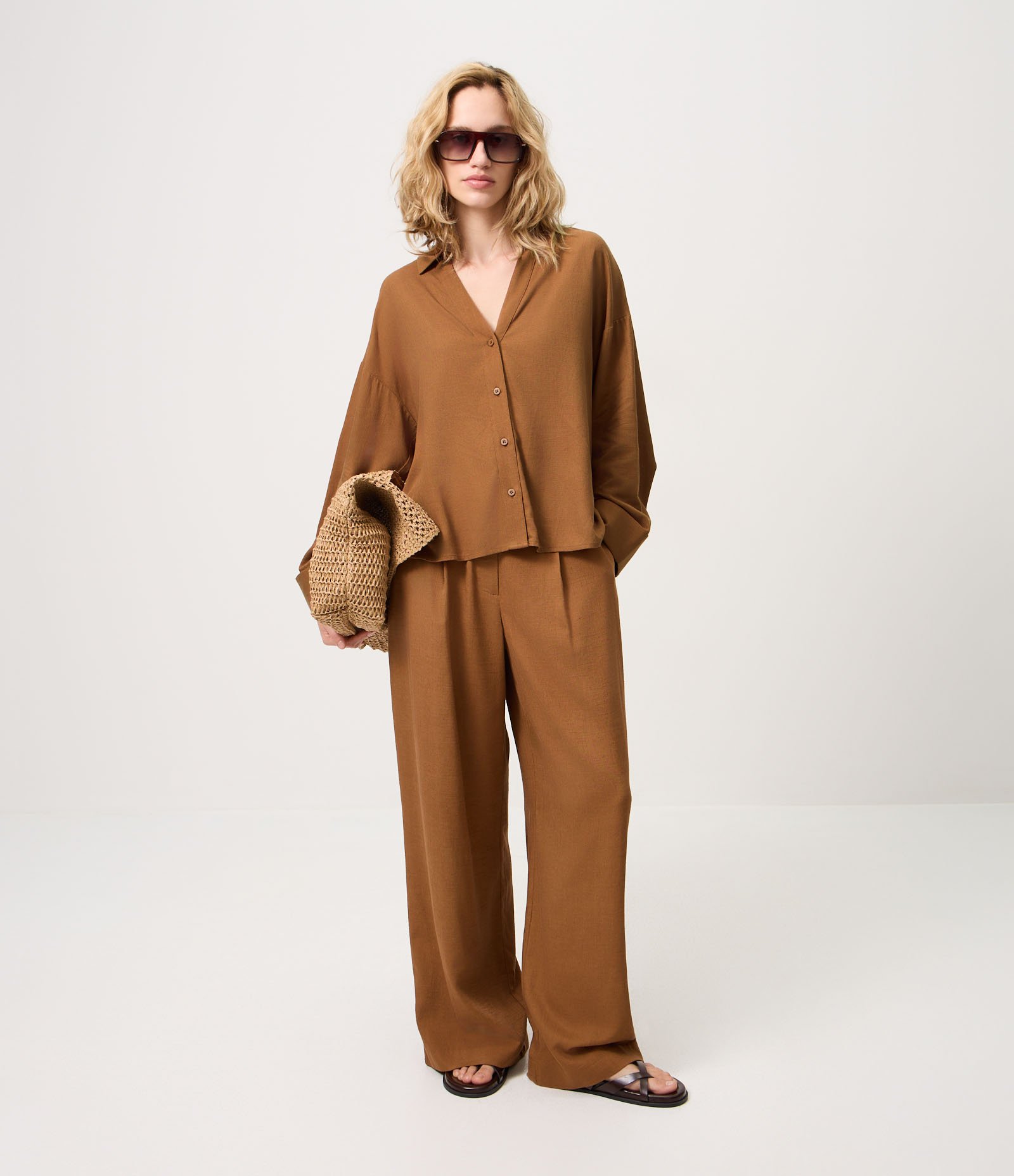 Calça Wide Leg em Viscolinho com Cós Elástico Marrom 1