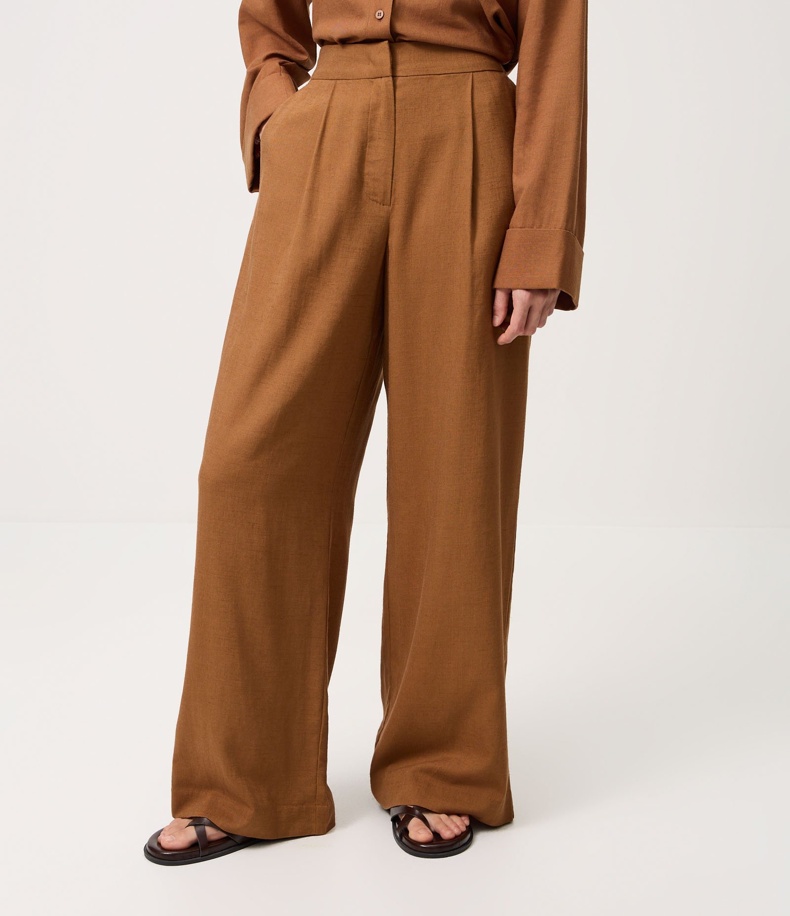 Calça Wide Leg em Viscolinho com Cós Elástico Marrom 2