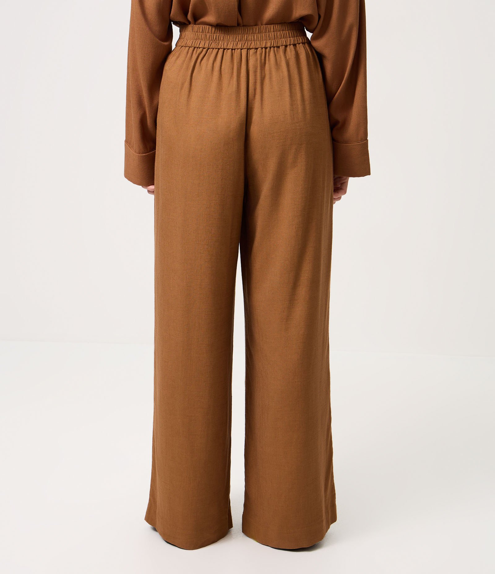 Calça Wide Leg em Viscolinho com Cós Elástico Marrom 4