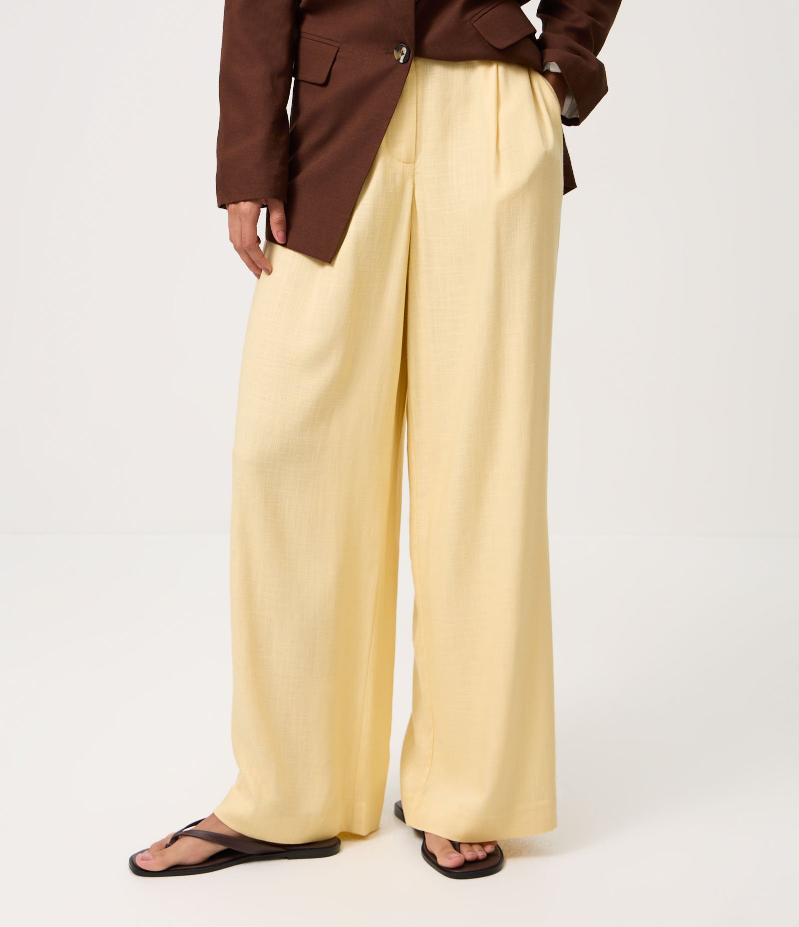 Calça Wide Leg em Viscolinho com Cós Elástico Amarelo 3