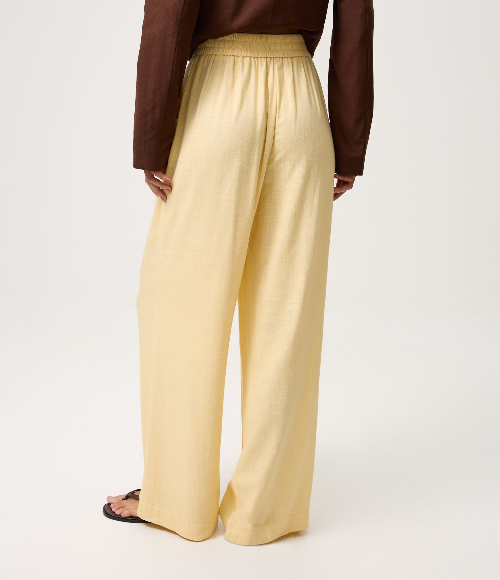 Calça Wide Leg em Viscolinho com Cós Elástico Amarelo 5