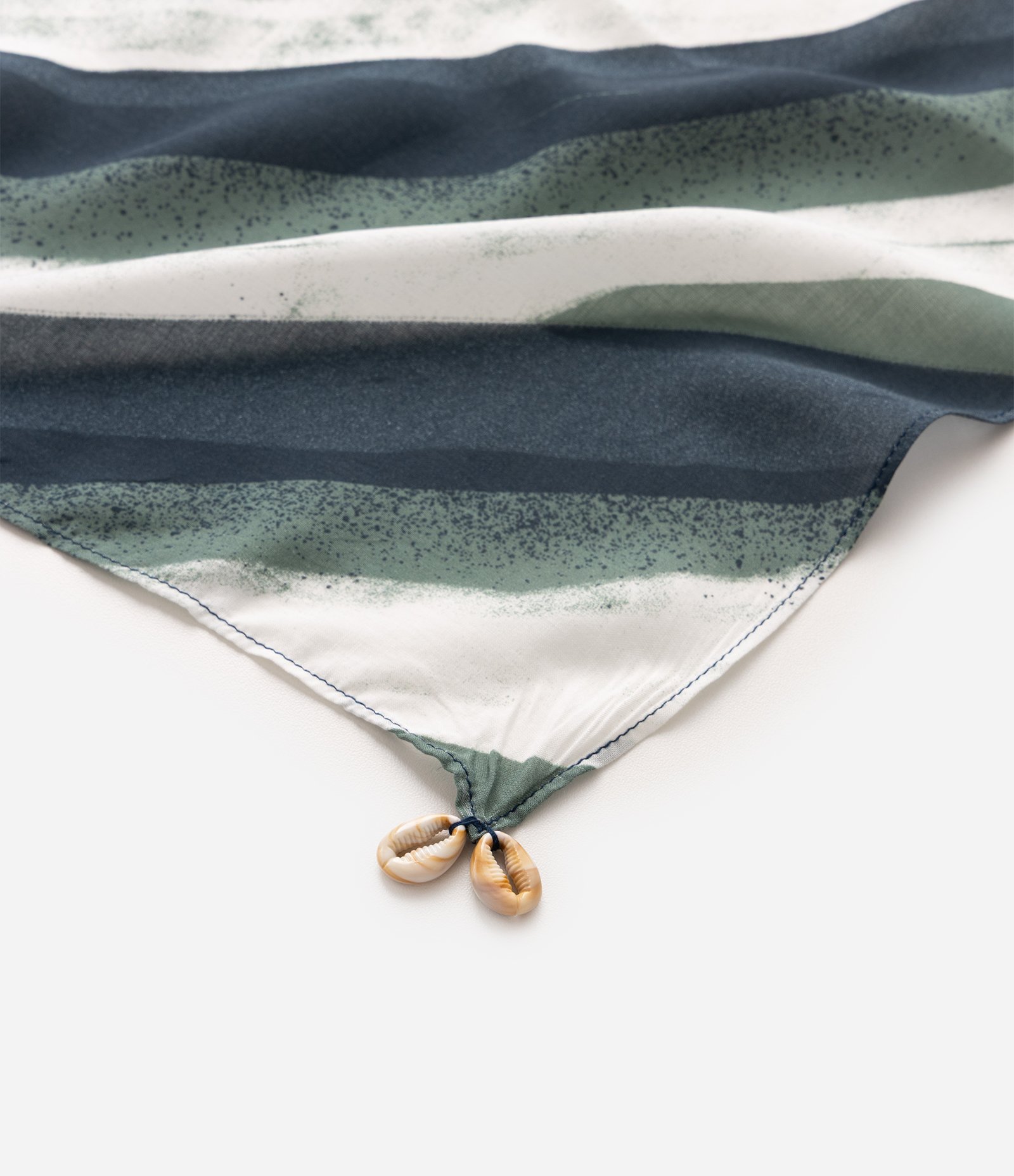 Canga de Praia em Voal com Estampa de Concha e Pingentes Off White/Verde 2