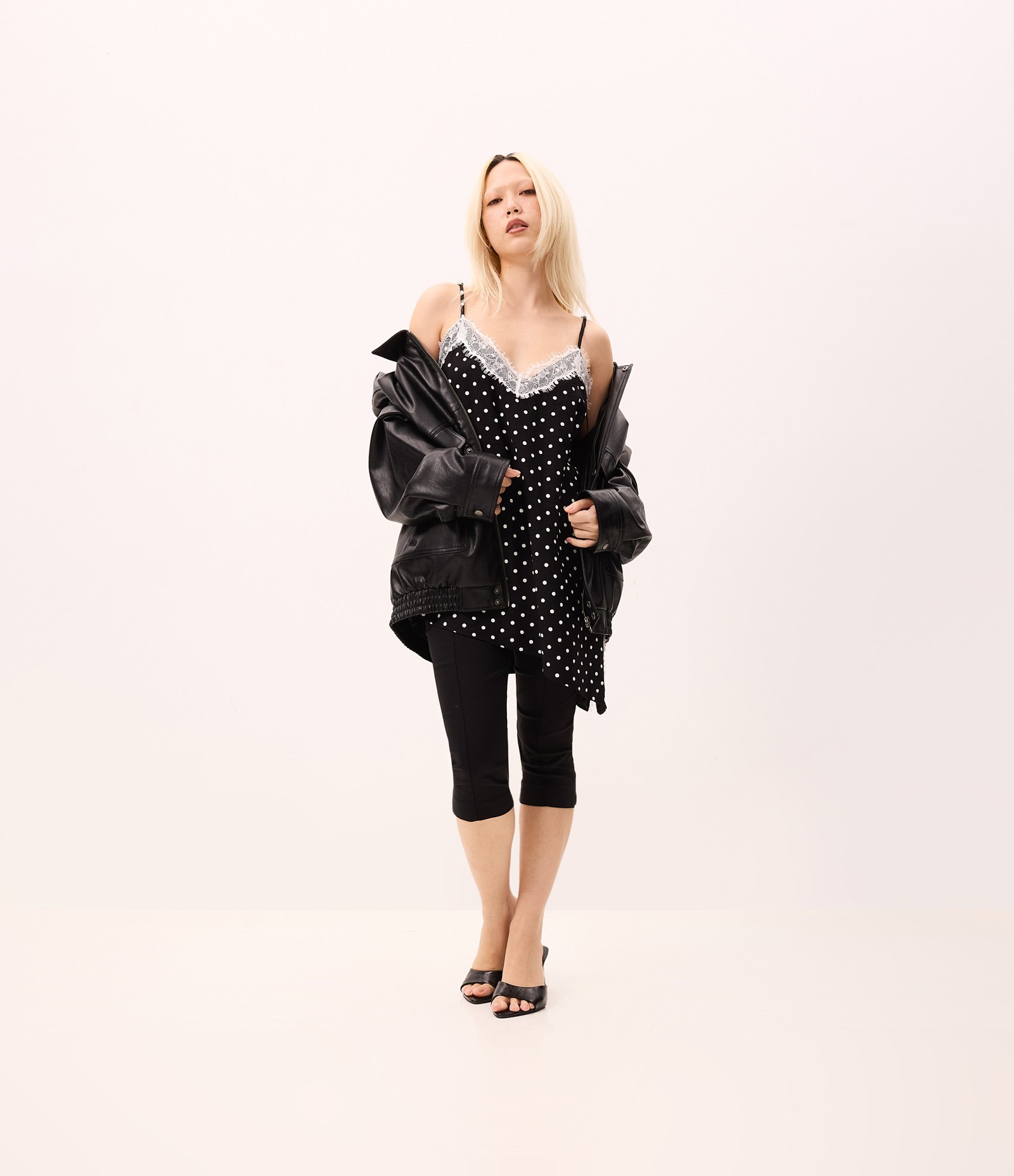Blusa Assimétrica com Estampa Poá e Aplicação de Renda Preto 1