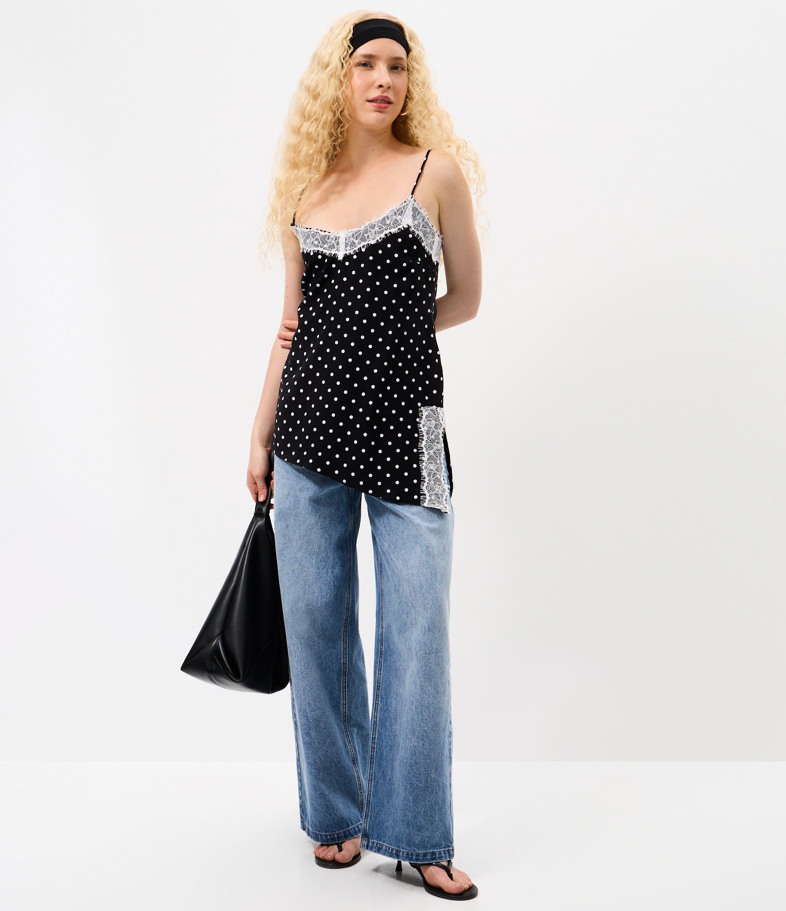 Blusa Assimétrica com Estampa Poá e Aplicação de Renda Preto 3
