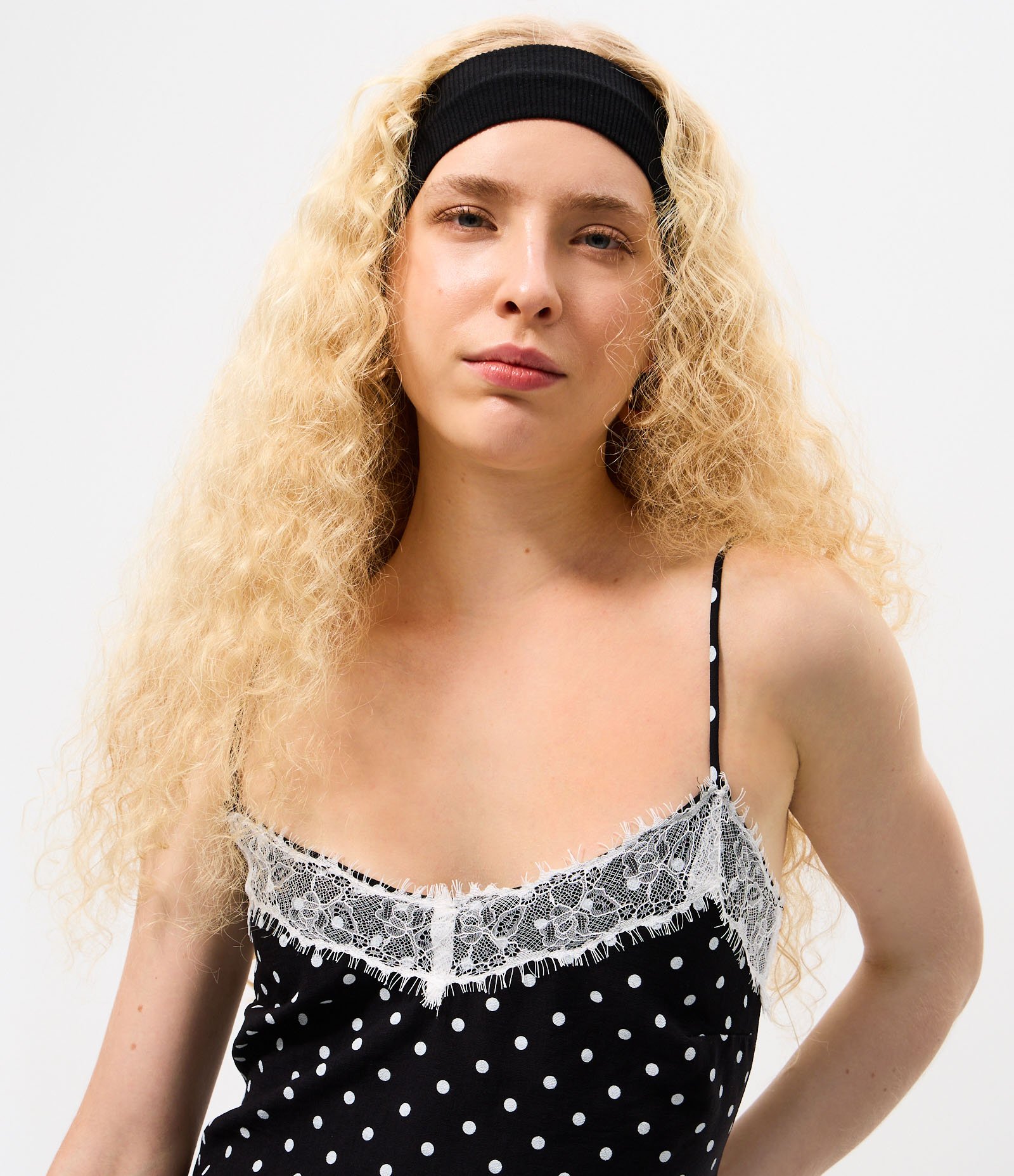 Blusa Assimétrica com Estampa Poá e Aplicação de Renda Preto 4