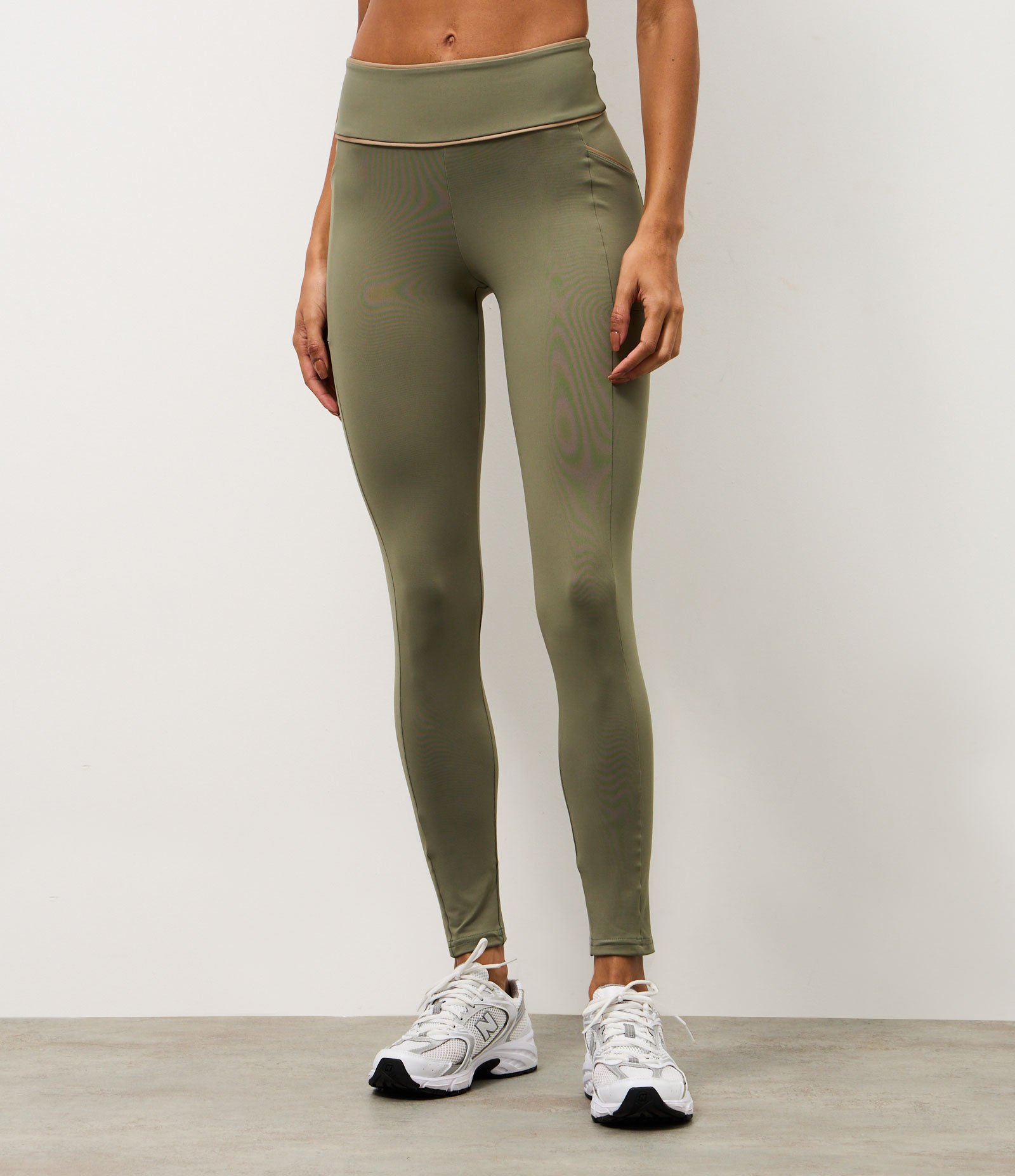 Calça Legging Esportiva em Microfibra com Bolso e Friso Contrastante Verde 2
