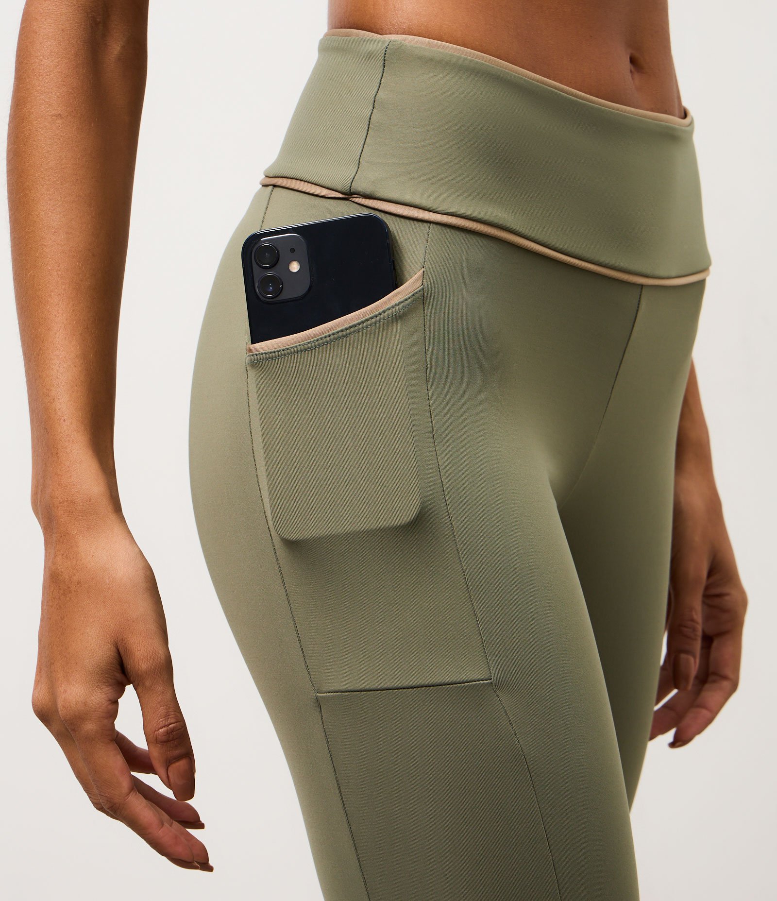Calça Legging Esportiva em Microfibra com Bolso e Friso Contrastante Verde 3