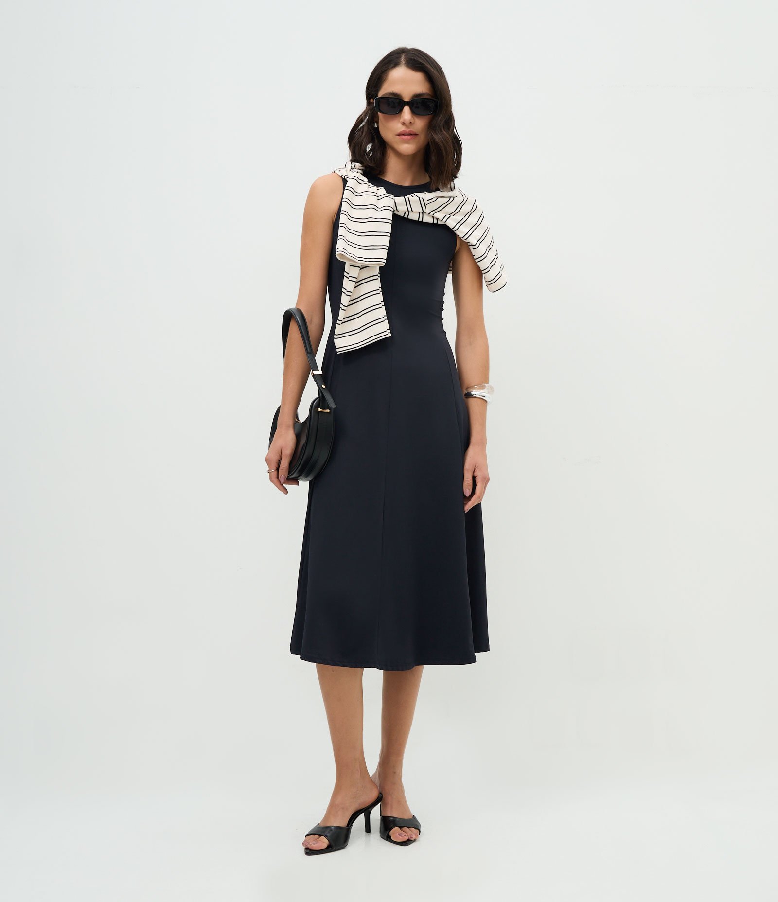 Vestido Evasê Longo em Poliamida com Decote Fechado Preto 2