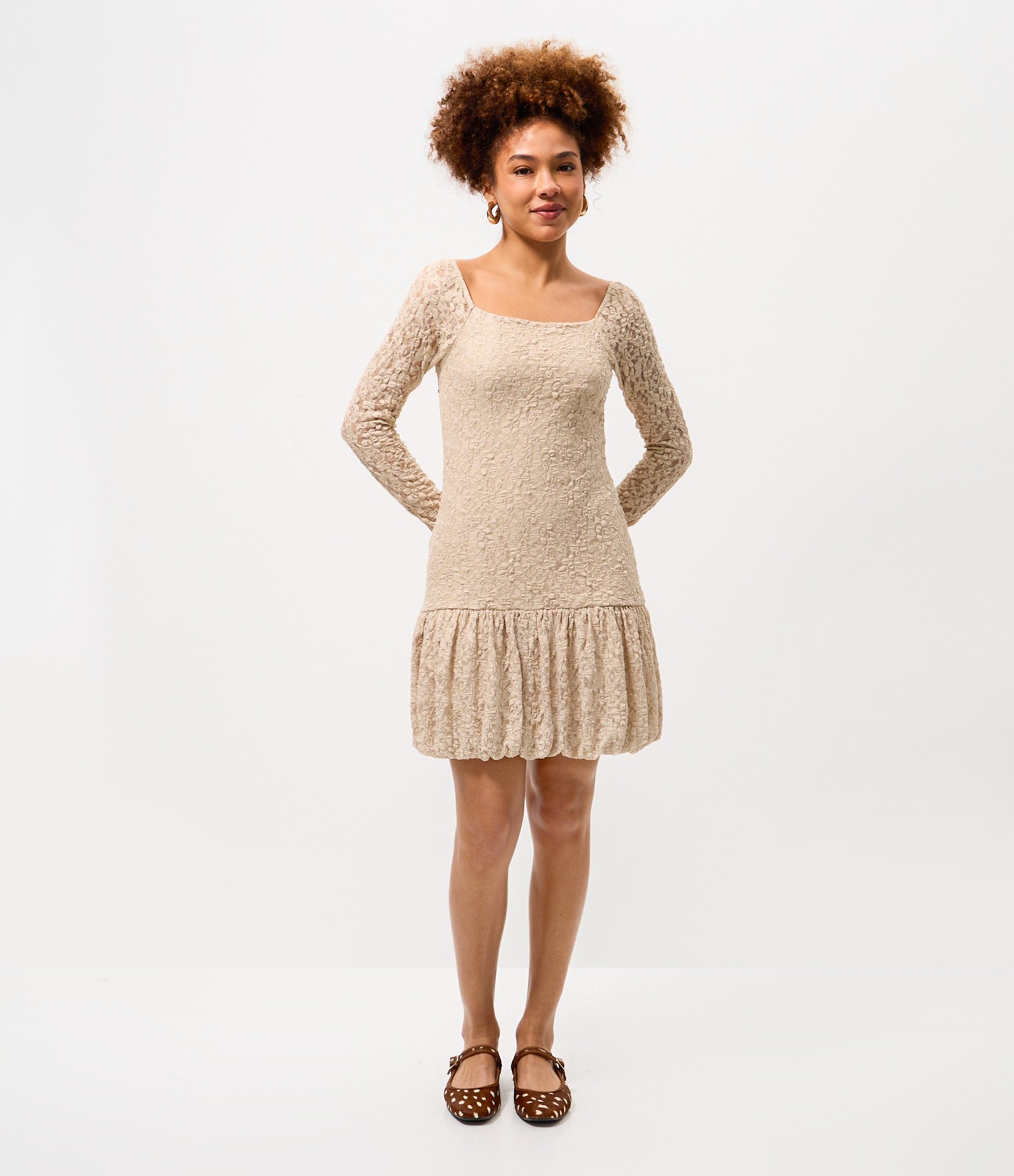 Vestido Curto Balonê em Renda com Manga Longa Bege 1