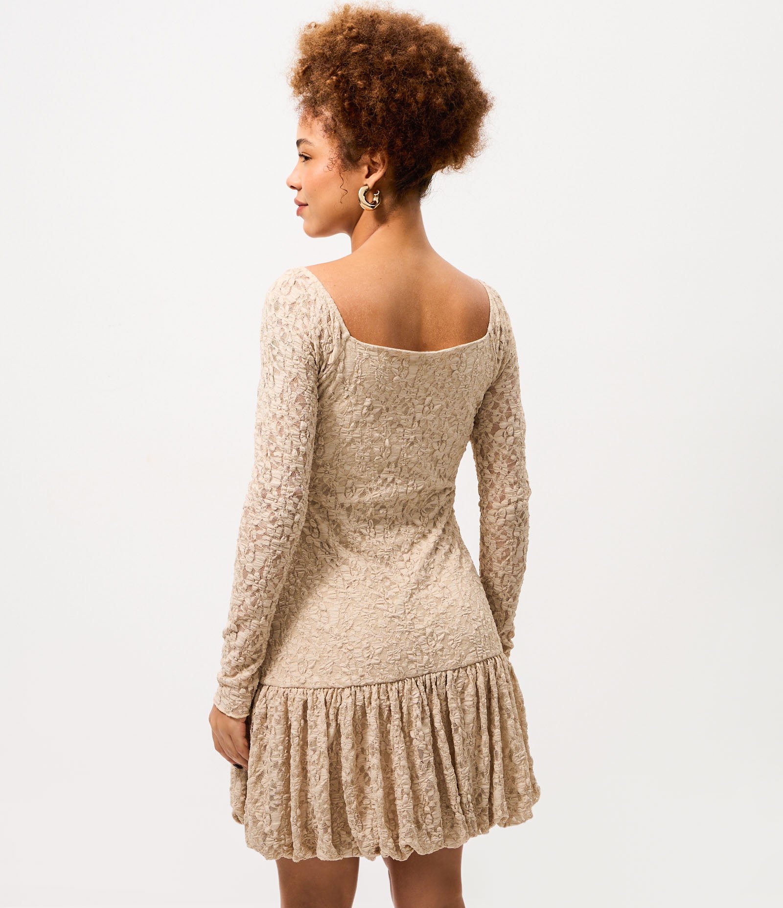 Vestido Curto Balonê em Renda com Manga Longa Bege 4