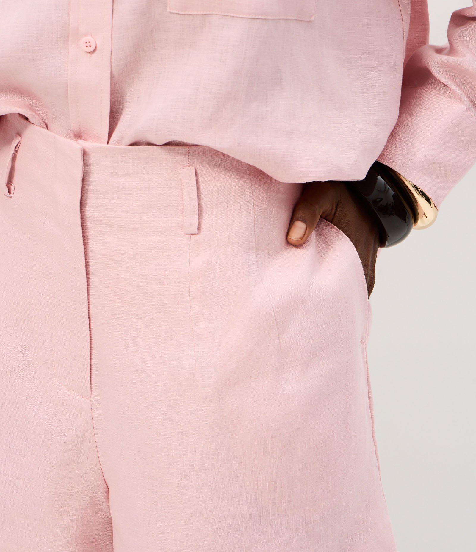Short Reto Cintura Alta em Linho com Pences e Bolsos Rosa 4