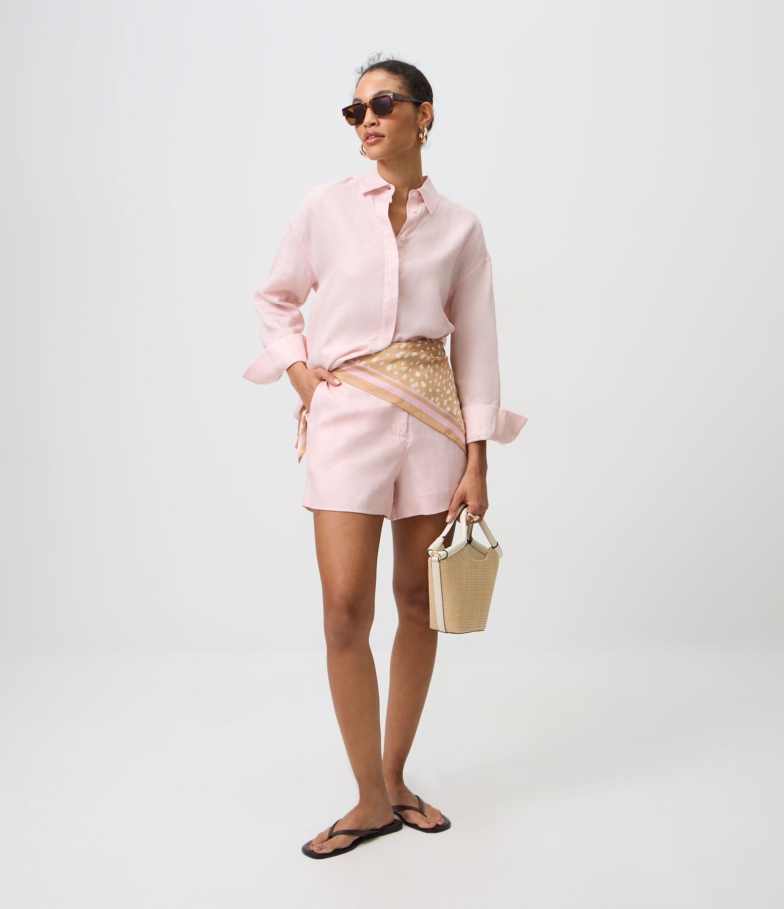 Short Reto Cintura Alta em Linho com Pences e Bolsos Rosa 1