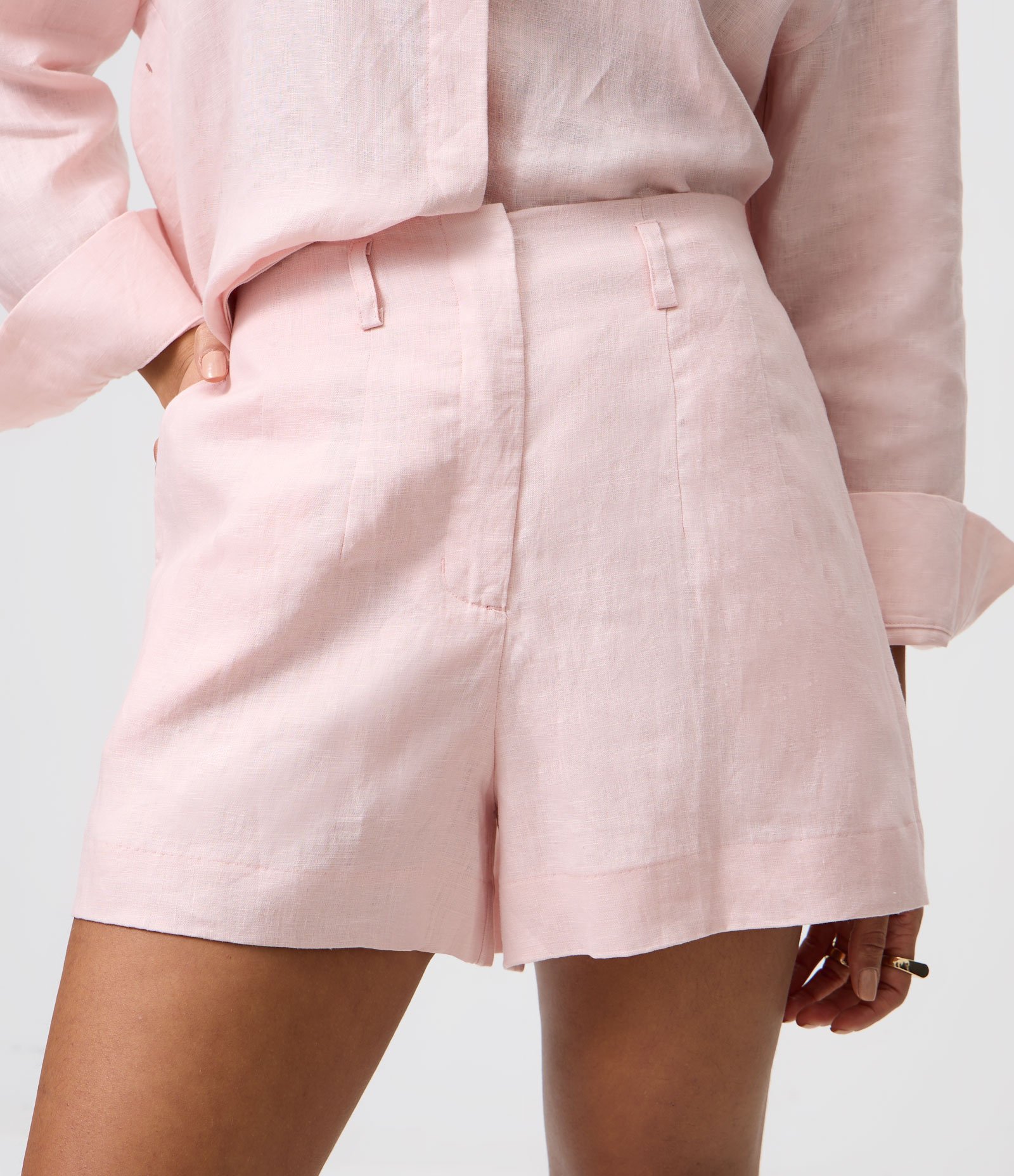 Short Reto Cintura Alta em Linho com Pences e Bolsos Rosa 2