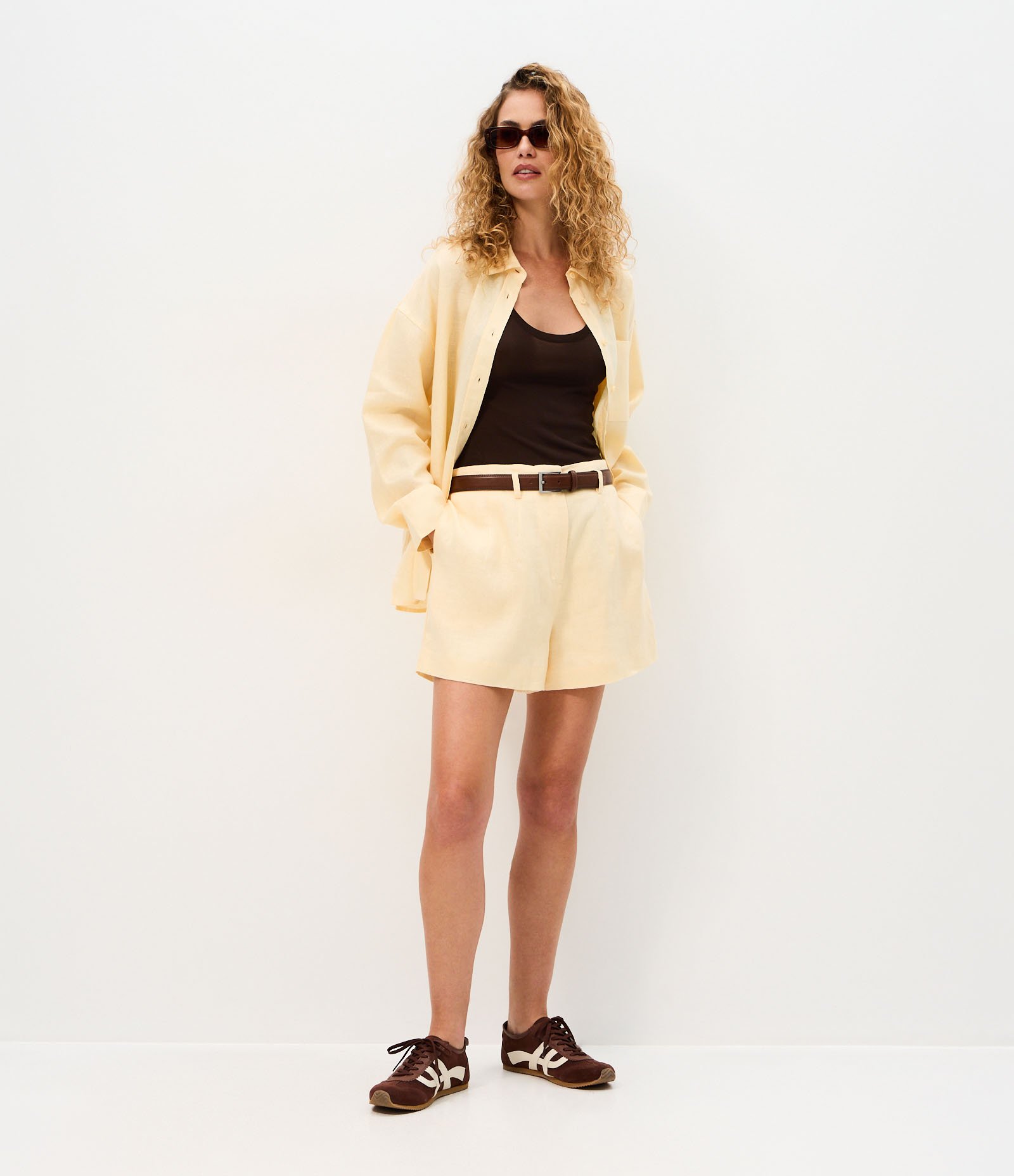 Short Reto Cintura Alta em Linho com Pences e Bolsos Amarelo 1