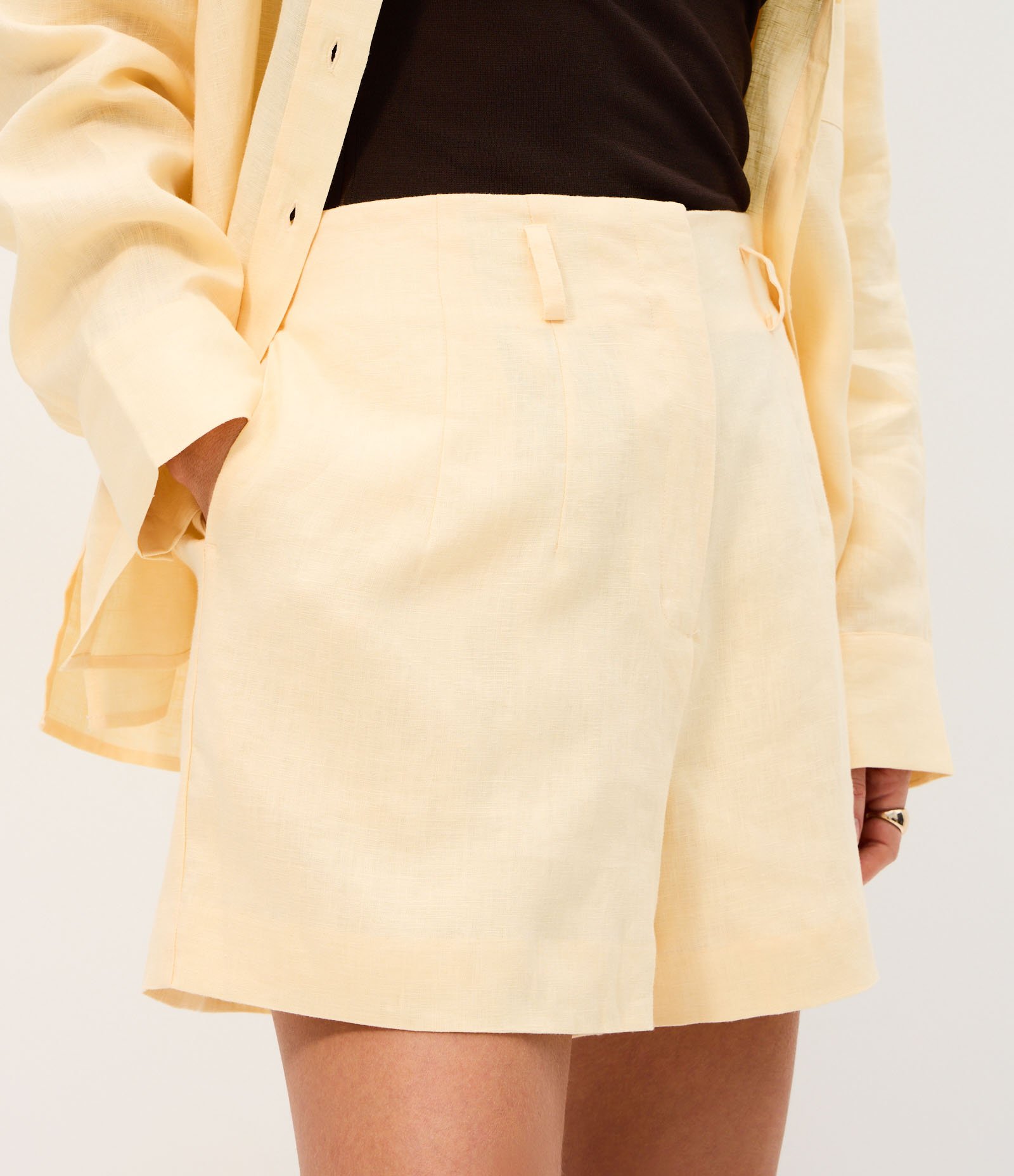 Short Reto Cintura Alta em Linho com Pences e Bolsos Amarelo 4