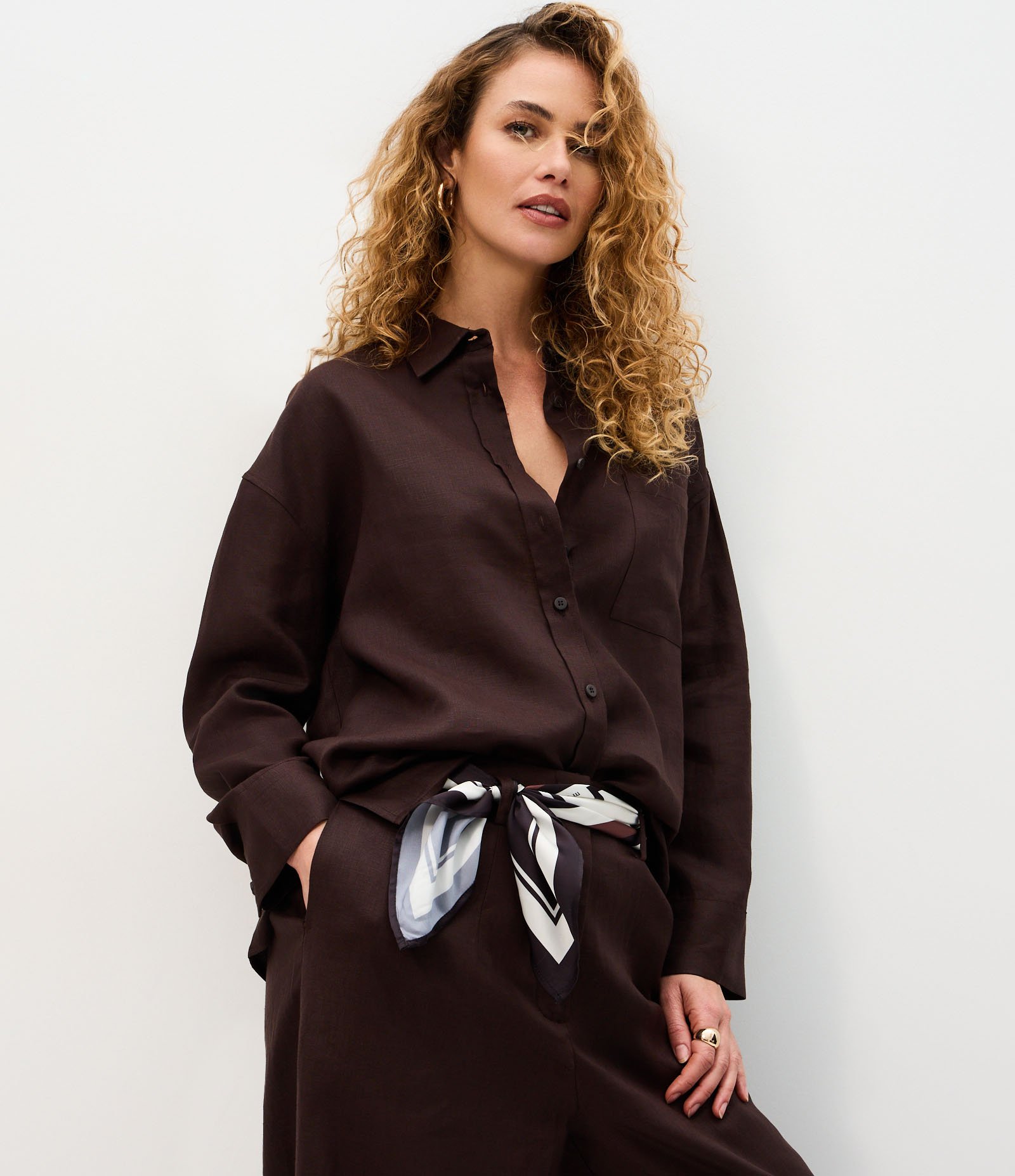 Camisa Oversized em Linho com Bolso no Peito Marrom 1