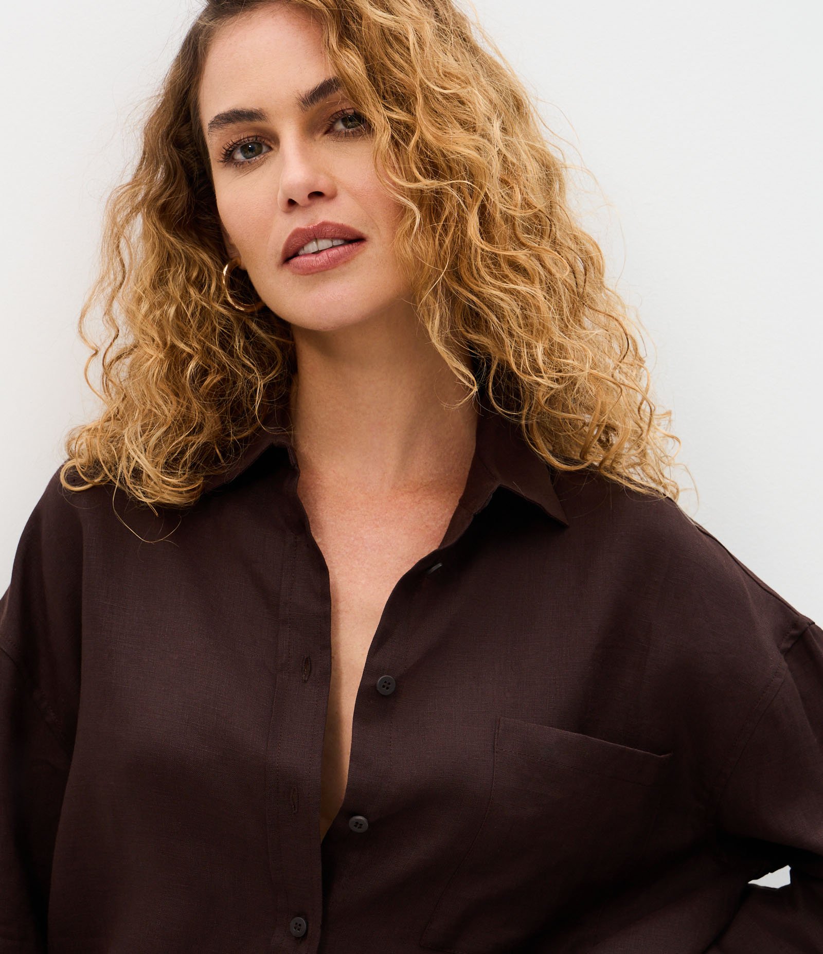 Camisa Oversized em Linho com Bolso no Peito Marrom 3