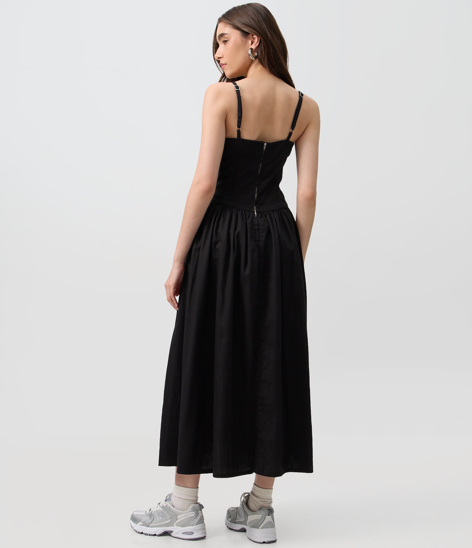Vestido Midi em Sarja com Recortes Estruturados Preto 4