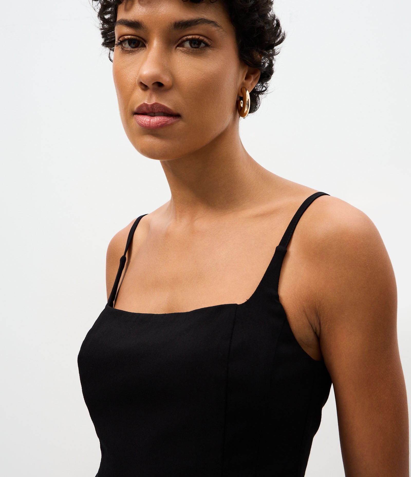 Blusa em Bengaline com Barra Evasê Preto 3