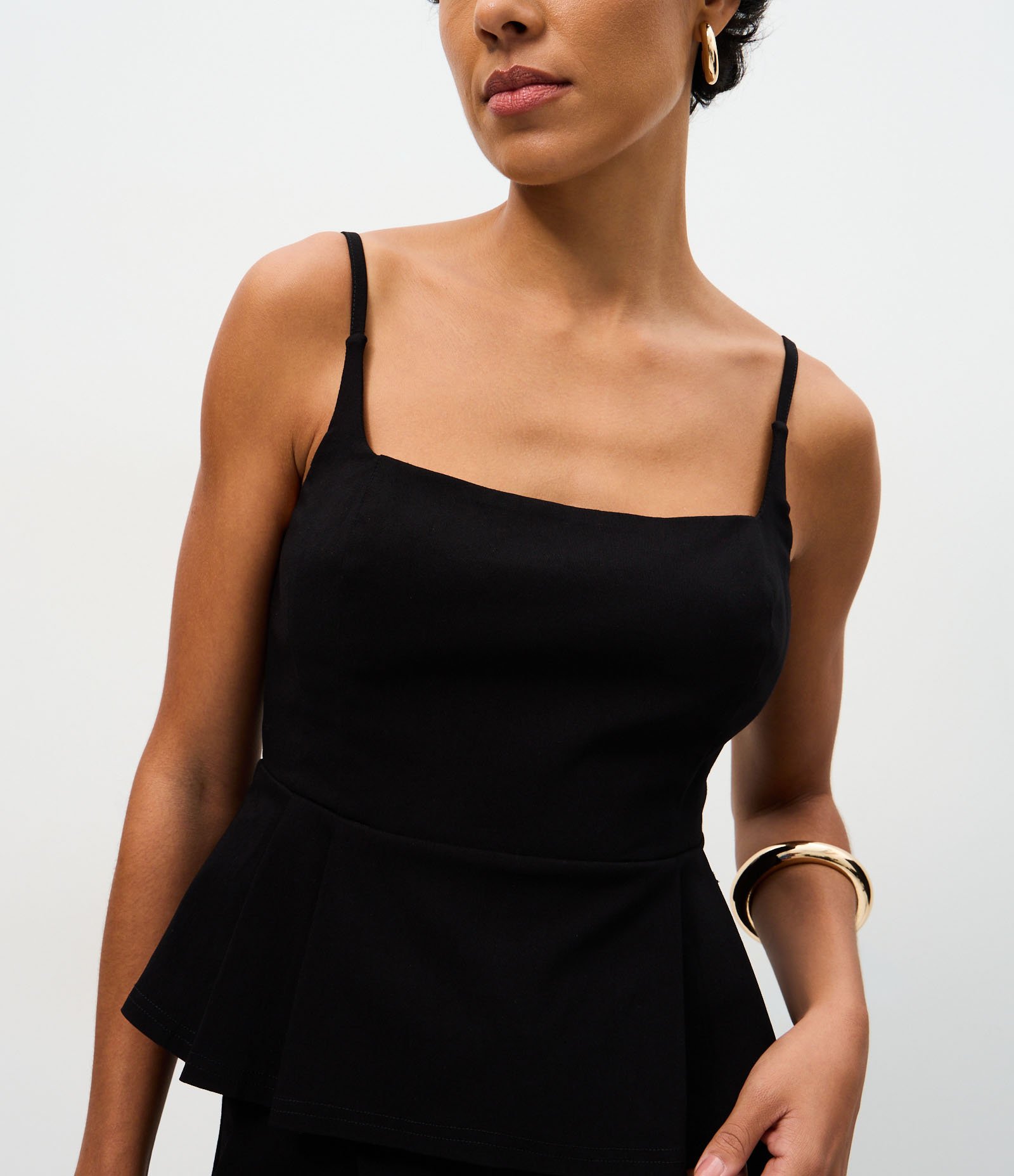 Blusa em Bengaline com Barra Evasê Preto 4