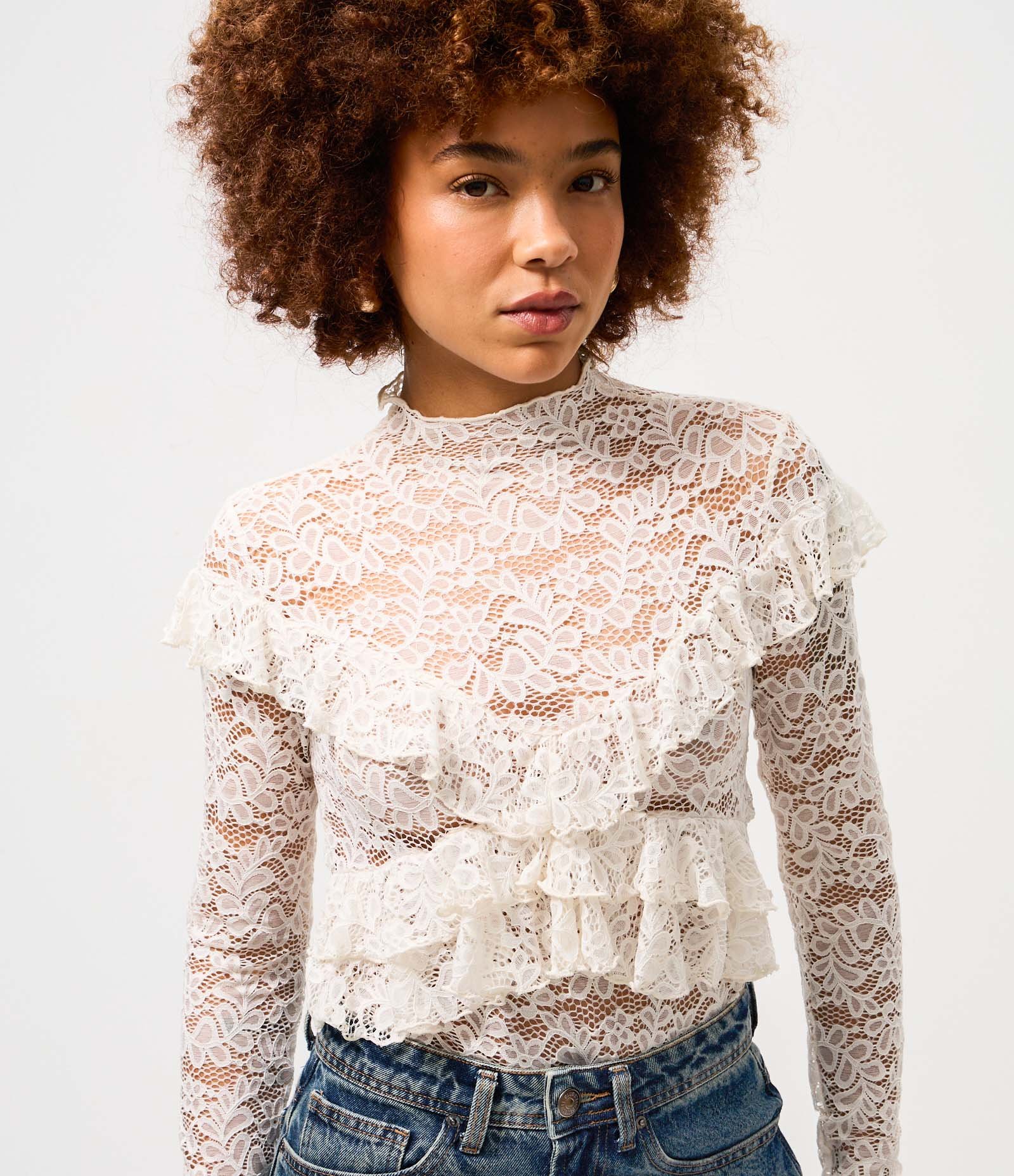 Blusa de Renda Manga Longa com Babados Bege 1