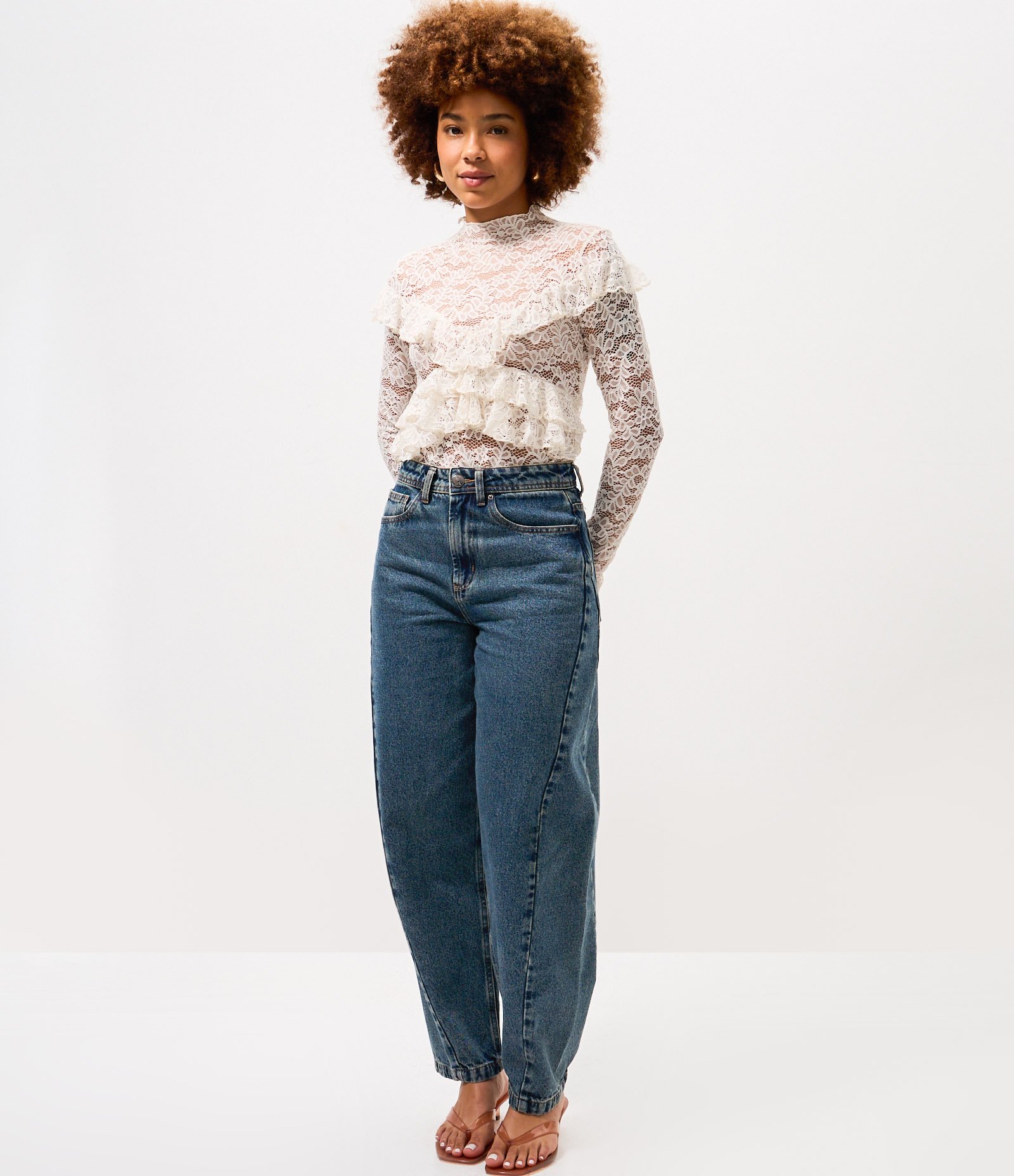 Blusa de Renda Manga Longa com Babados Bege 2