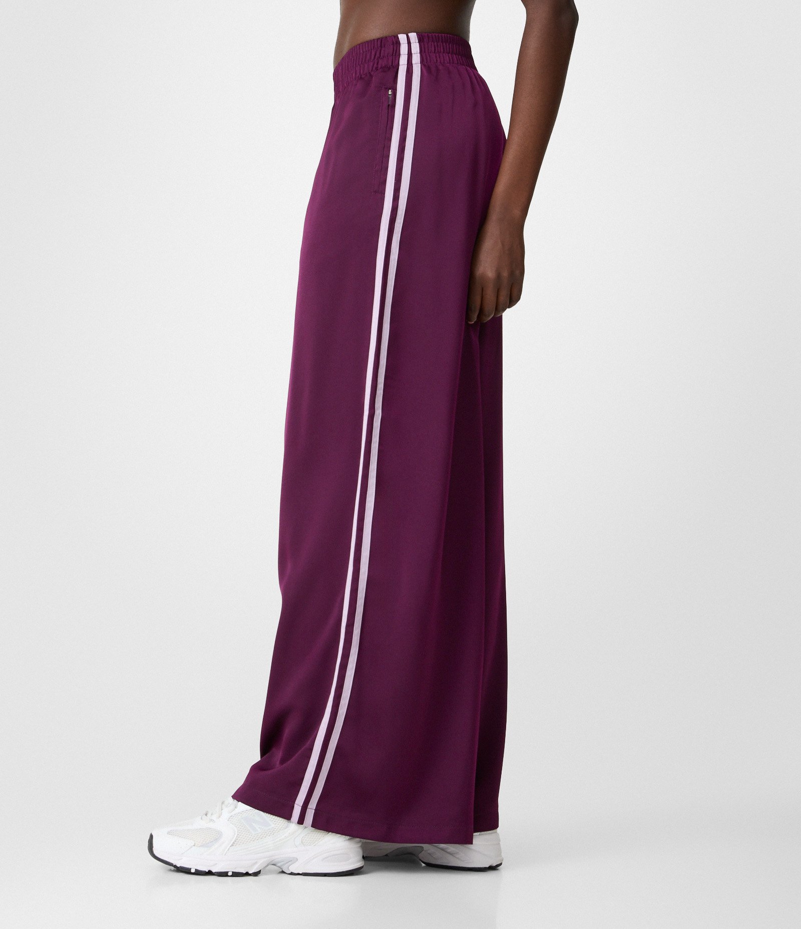 Calça Esportiva em Microfibra Acetinada com Listras Laterais Roxo 3