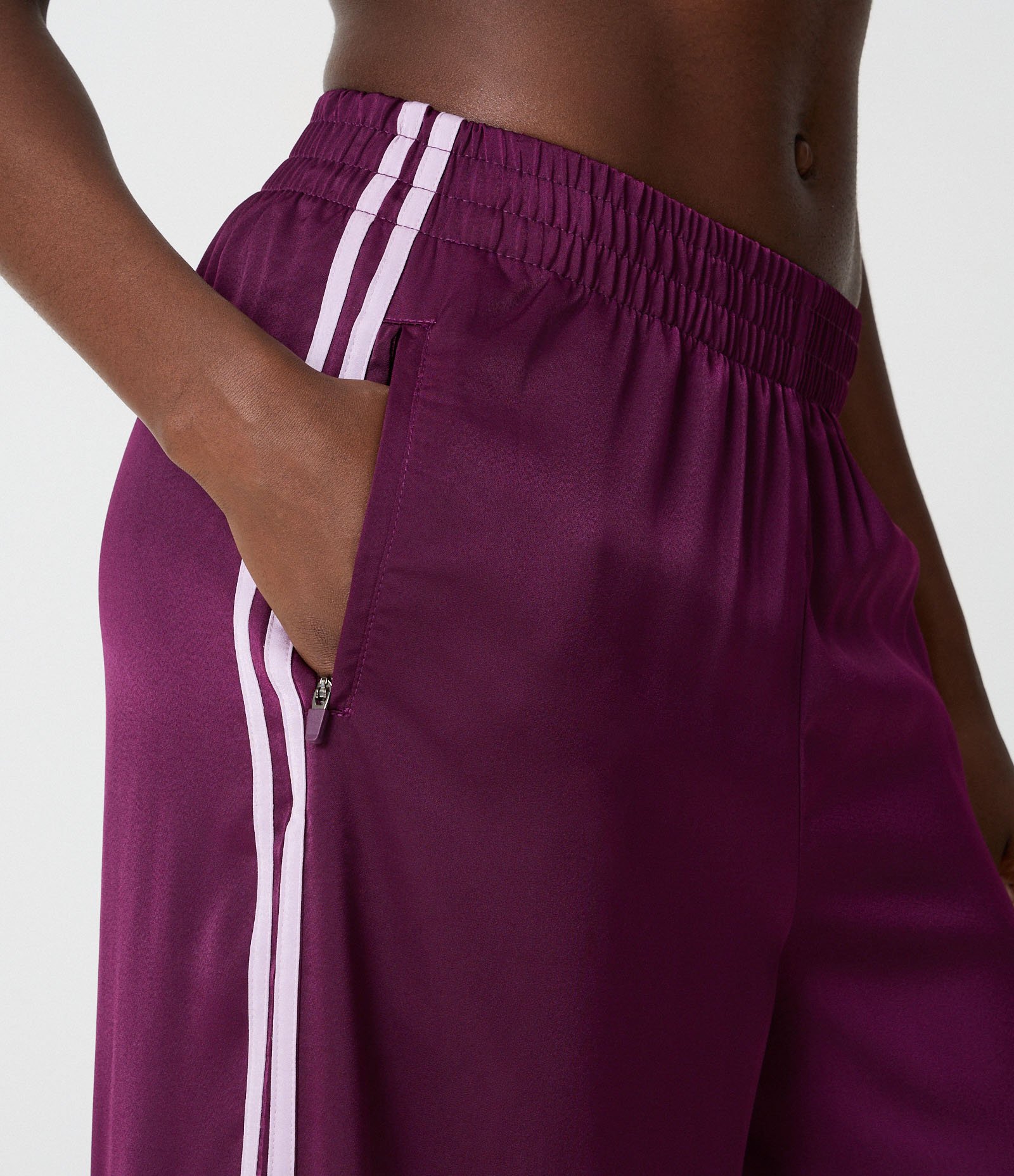 Calça Esportiva em Microfibra Acetinada com Listras Laterais Roxo 4