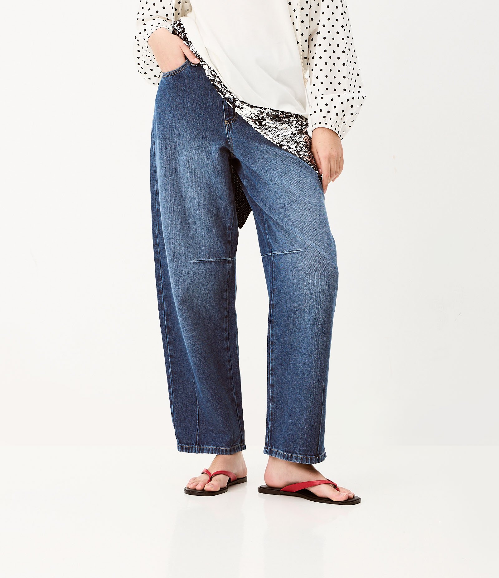 Calça Baggy em Jeans com Cintura Média Chaveiro de Pérolas e Coração Escuro 2